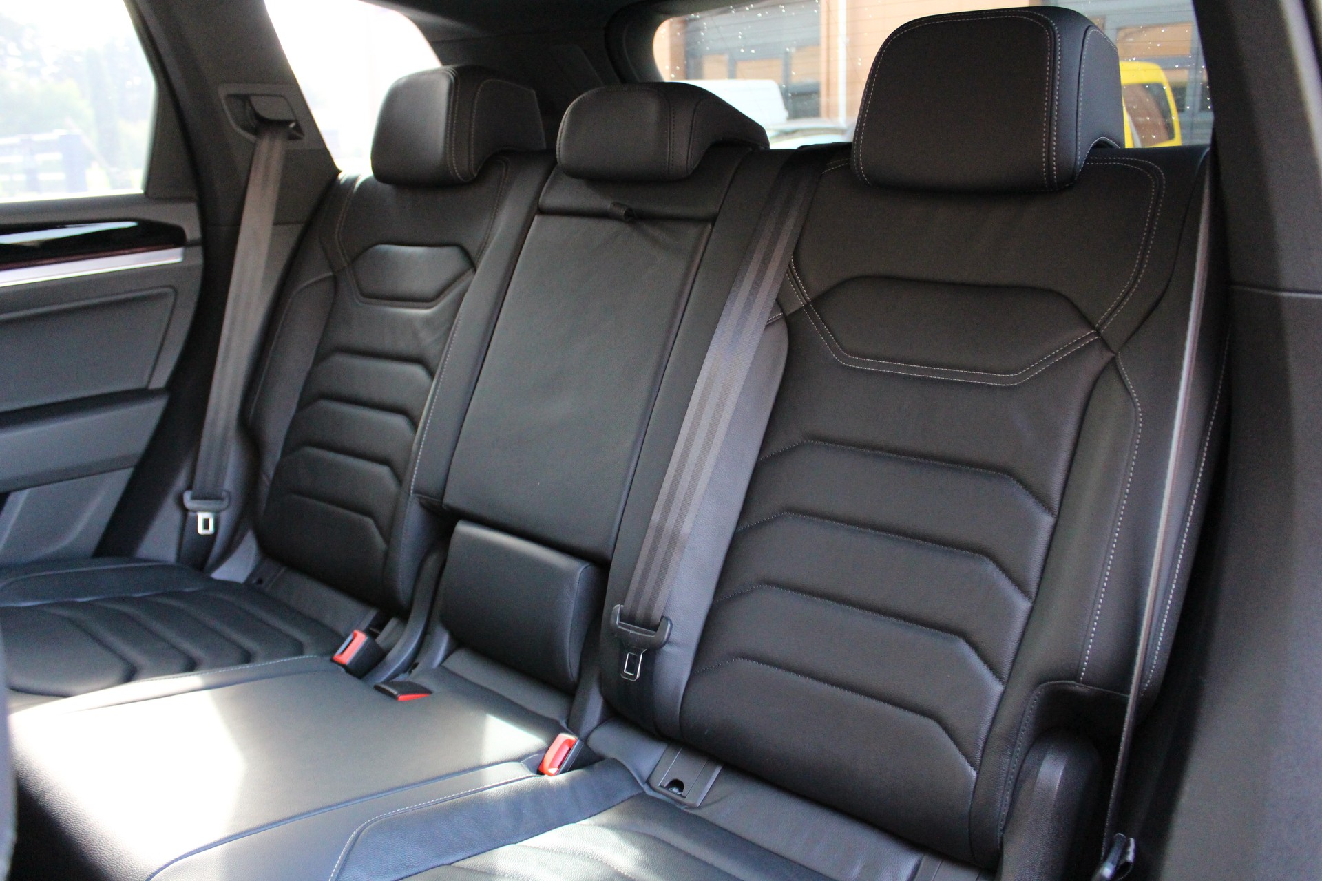 VW Touareg 3.0 TDI R Line Tiptronic - "Pack R-Line Int/Ext * Attelage Elec. 3500 Kg * Caméra * Service gratuit"-image-24