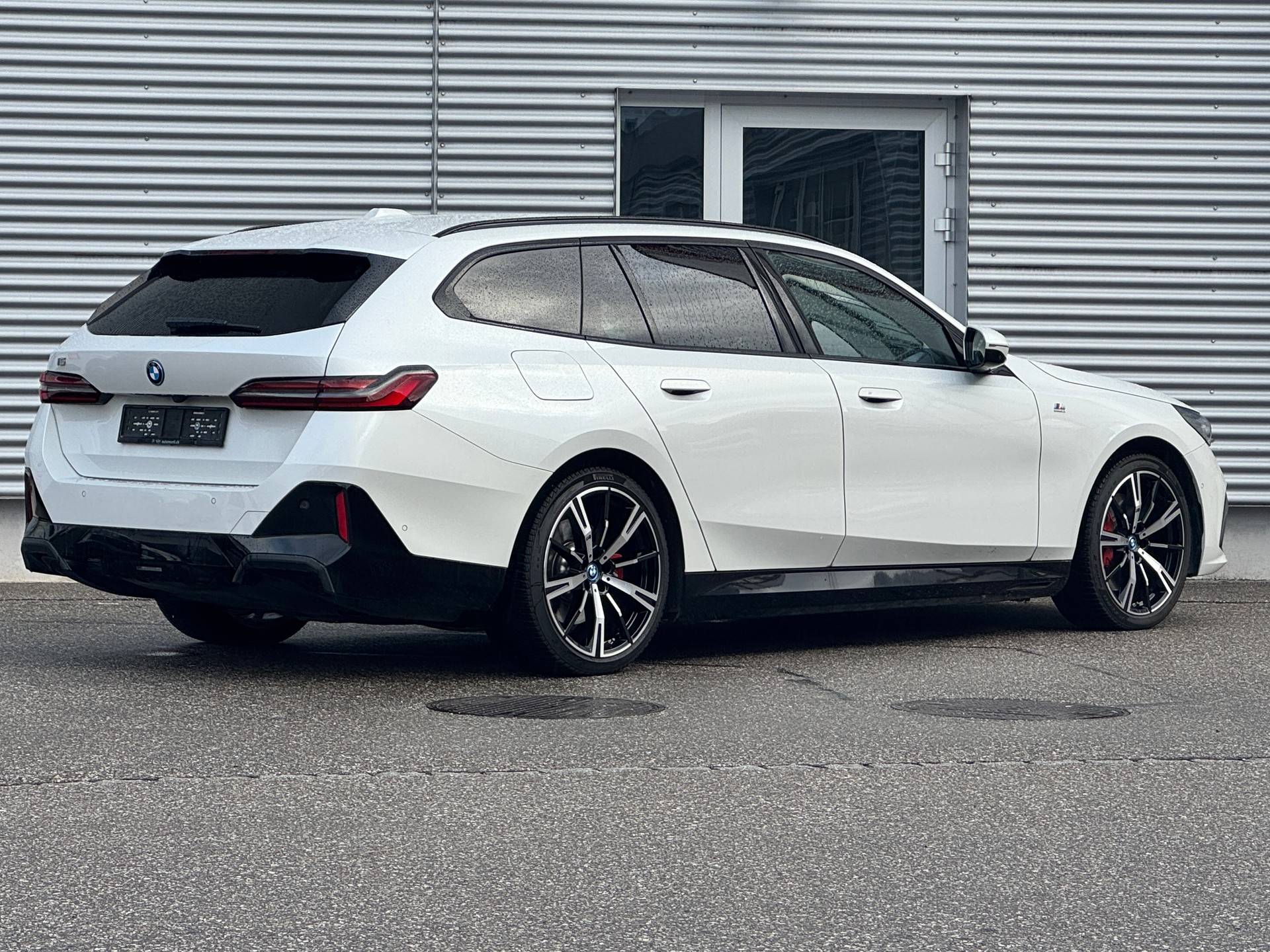 BMW i5 xDrive 40 Touring M Sport Pro-showroom-element-1