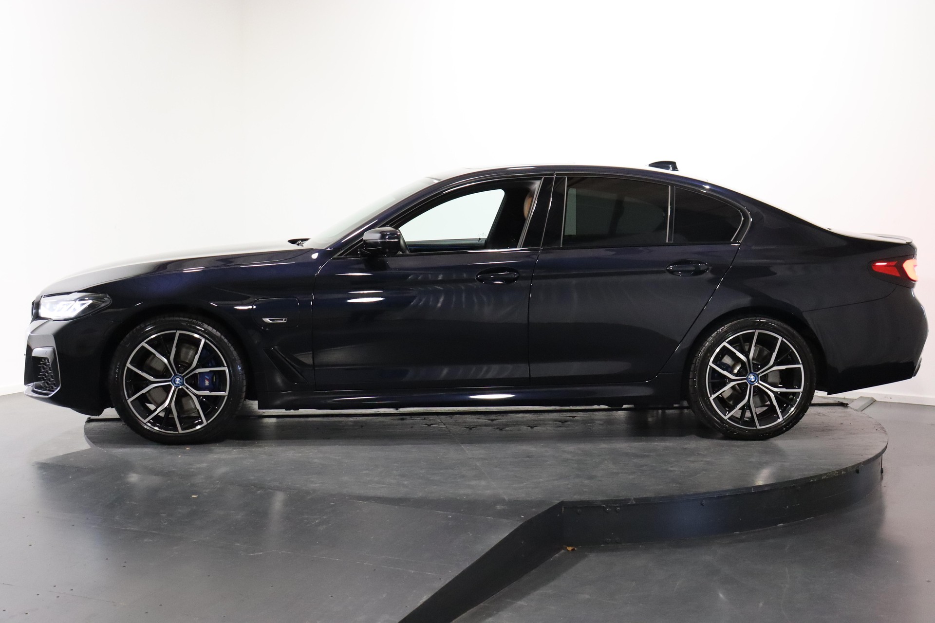 BMW 545e xDrive SAG-image-1