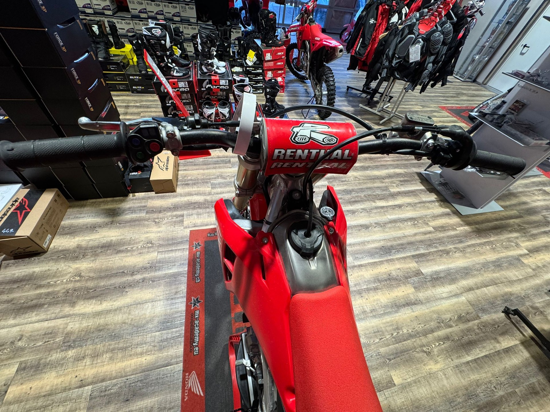 HONDA CRF 250 R *Vorführmodell* "2026*-showroom-element-2