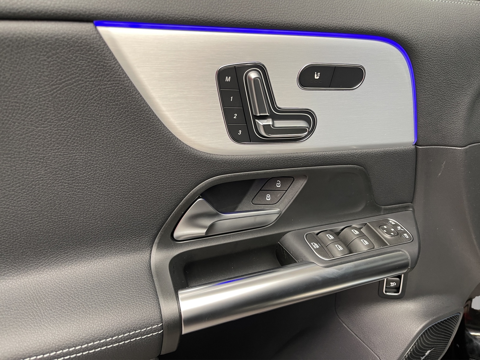 MERCEDES-BENZ EQA 300 4MATIC "Excellence Edition"-image-12