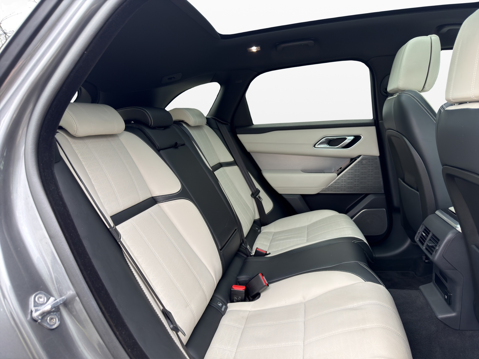 LAND ROVER Range Rover Velar R-Dynamic D 300 Automatic-image-18