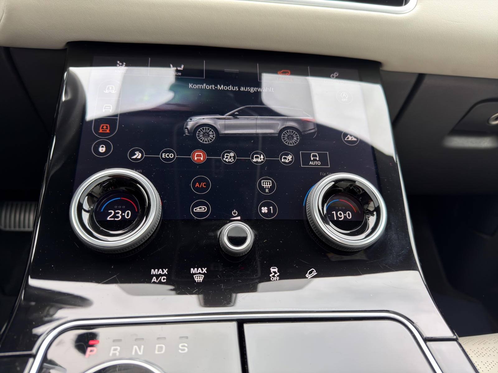 LAND ROVER Range Rover Velar R-Dynamic D 300 Automatic-image-22