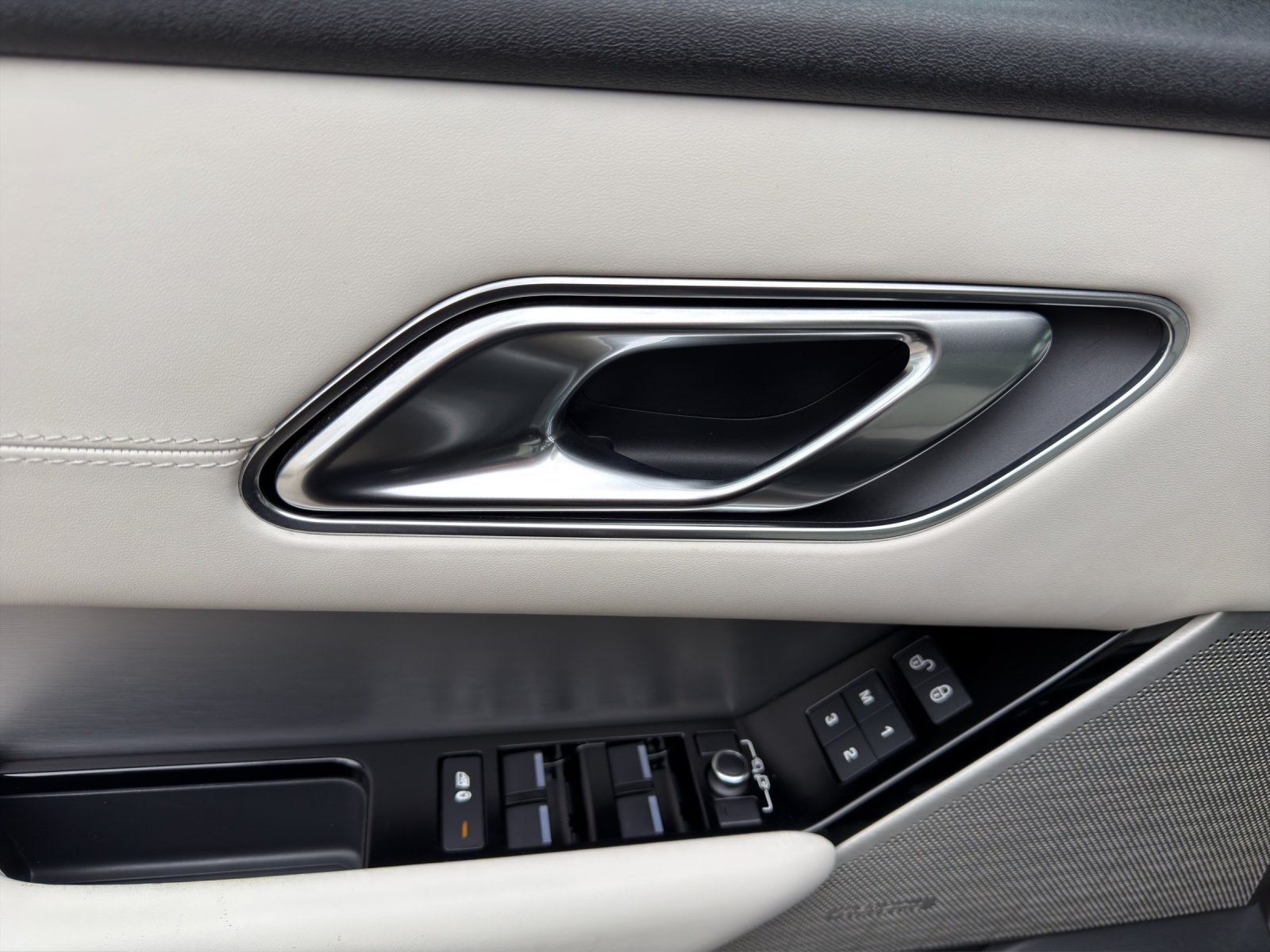 LAND ROVER Range Rover Velar R-Dynamic D 300 Automatic-image-9