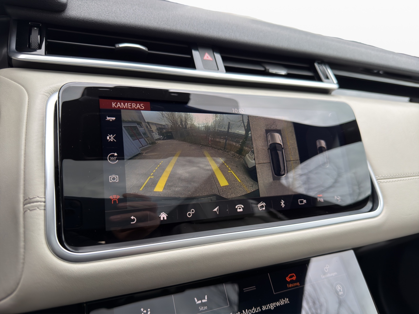 LAND ROVER Range Rover Velar R-Dynamic D 300 Automatic-image-13
