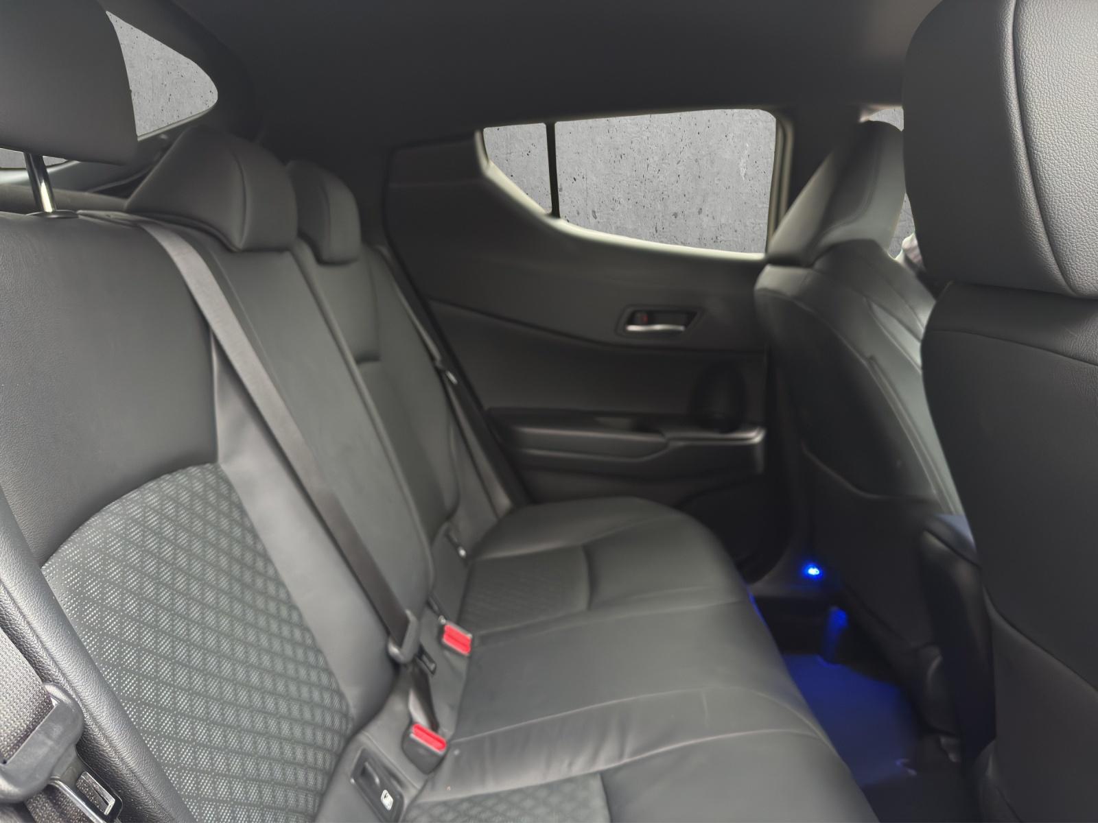 TOYOTA C-HR 2.0 VVTi HSD Style-image-12