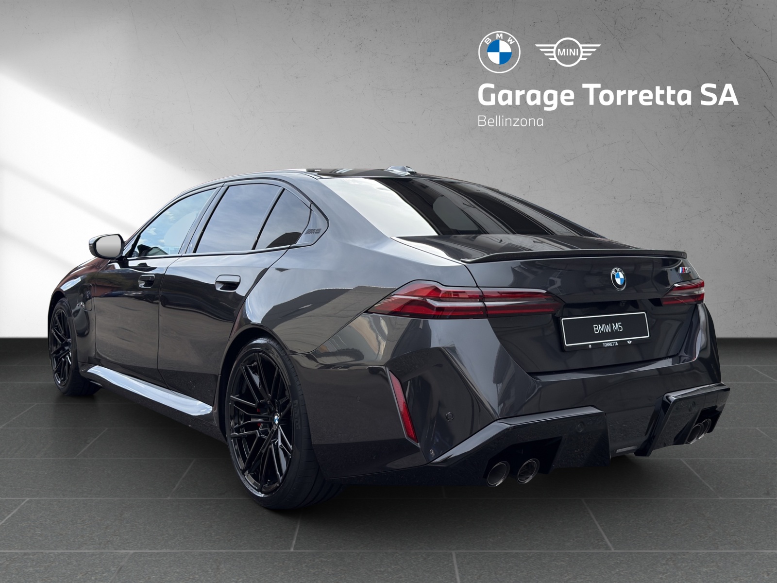 BMW M5 xDrive Limousine-showroom-element-2