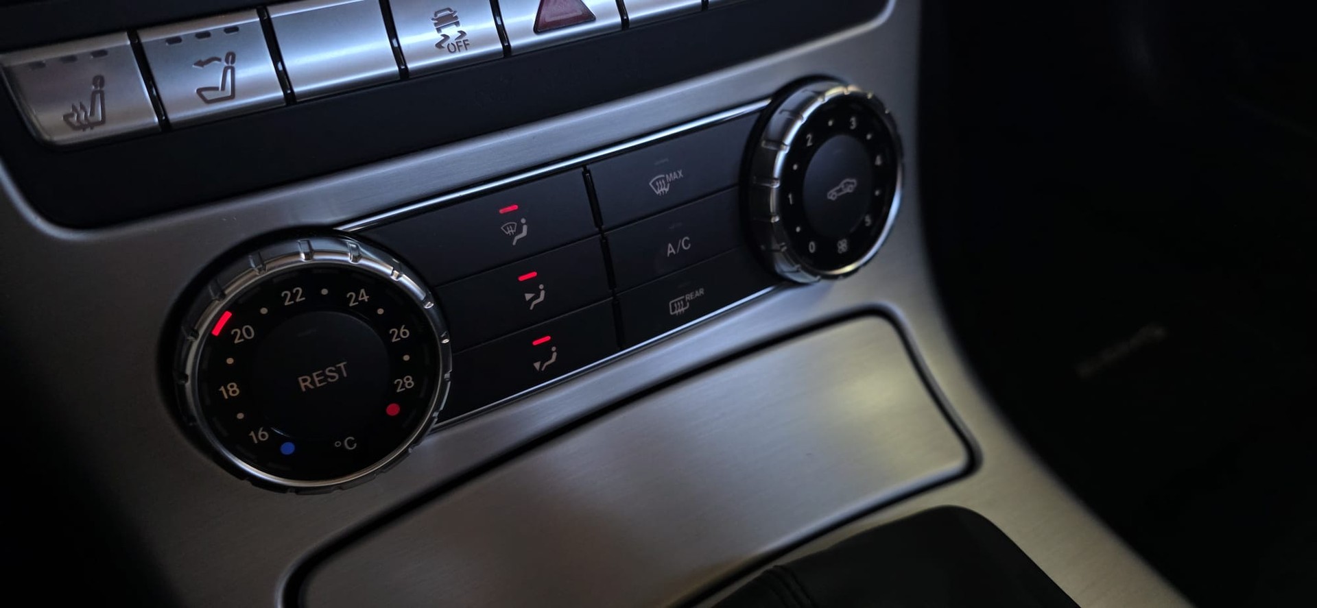 MERCEDES-BENZ SLK 200 Sport AMG Line 7G-Tronic *GlasHardTop mit Verdunkelungssystem*Sitz- und Nackenheizung*Navi*Bluetooth*Tempomat*-image-19