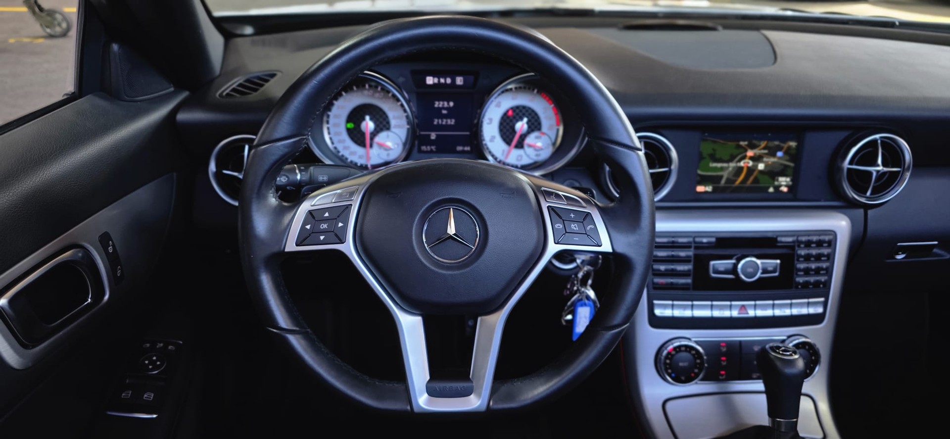 MERCEDES-BENZ SLK 200 Sport AMG Line 7G-Tronic *GlasHardTop mit Verdunkelungssystem*Sitz- und Nackenheizung*Navi*Bluetooth*Tempomat*-image-12