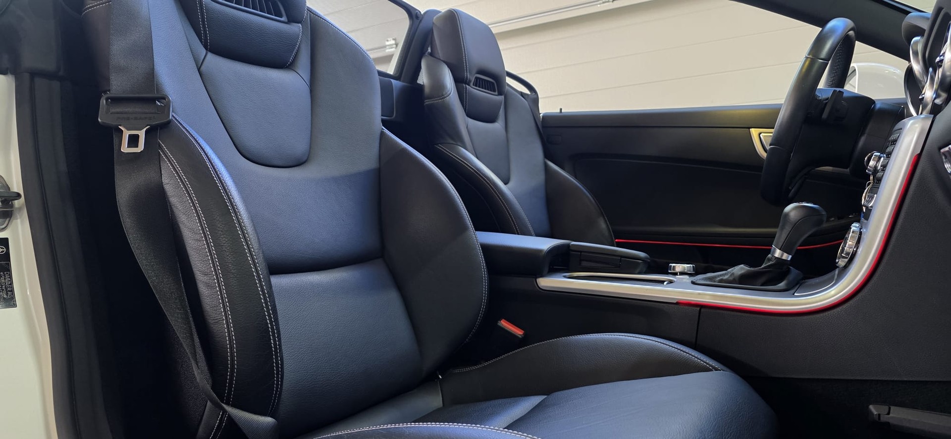 MERCEDES-BENZ SLK 200 Sport AMG Line 7G-Tronic *GlasHardTop mit Verdunkelungssystem*Sitz- und Nackenheizung*Navi*Bluetooth*Tempomat*-image-24