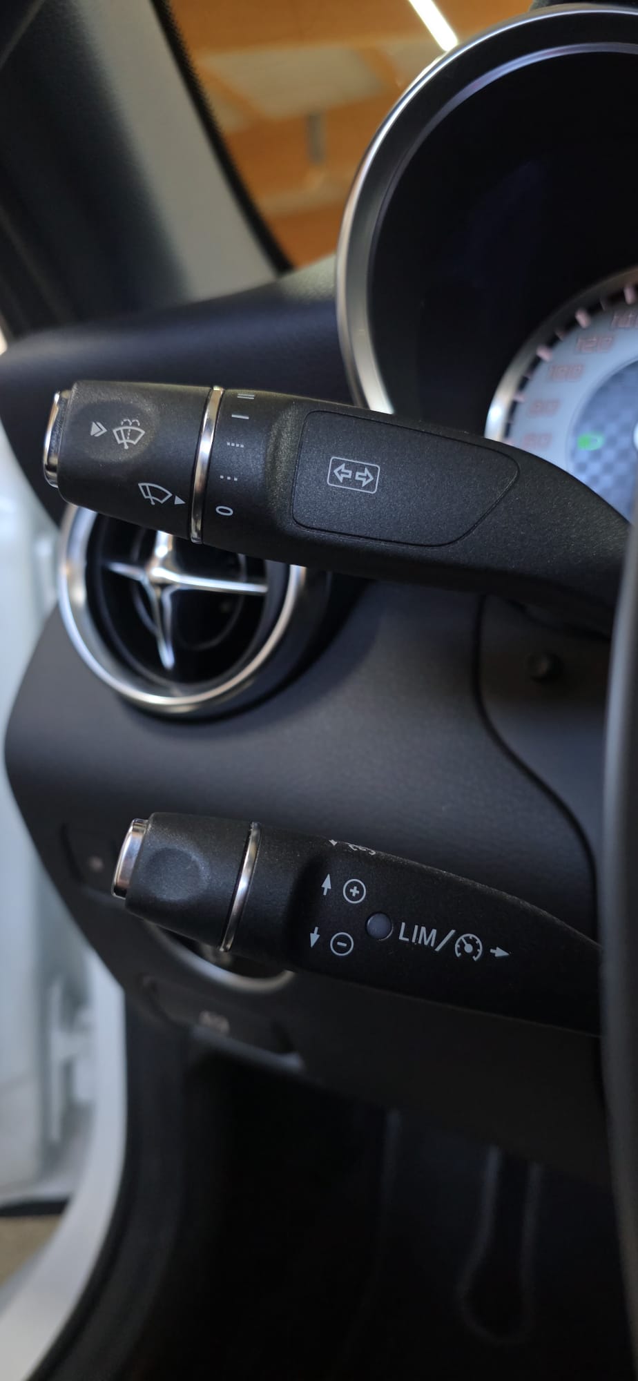 MERCEDES-BENZ SLK 200 Sport AMG Line 7G-Tronic *GlasHardTop mit Verdunkelungssystem*Sitz- und Nackenheizung*Navi*Bluetooth*Tempomat*-image-16