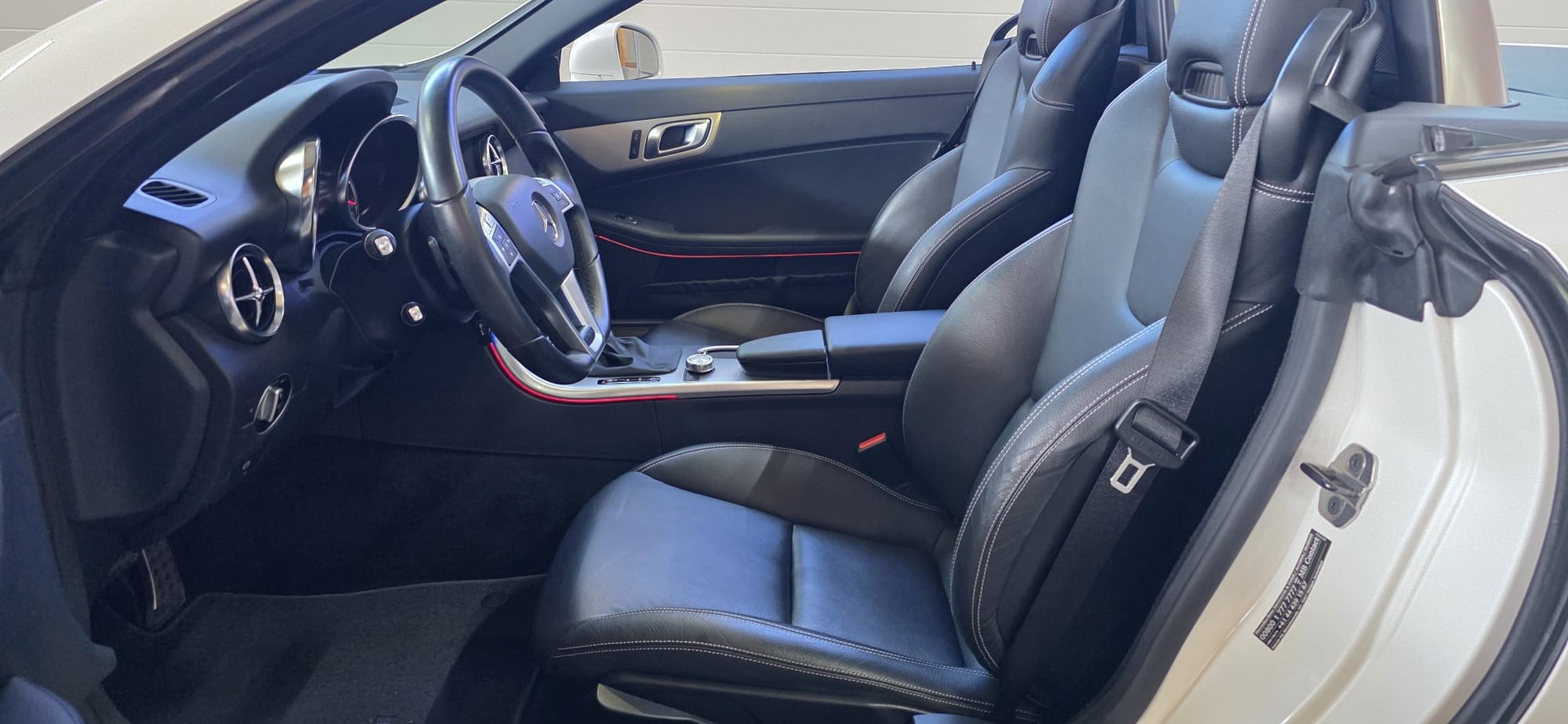 MERCEDES-BENZ SLK 200 Sport AMG Line 7G-Tronic *GlasHardTop mit Verdunkelungssystem*Sitz- und Nackenheizung*Navi*Bluetooth*Tempomat*-image-9
