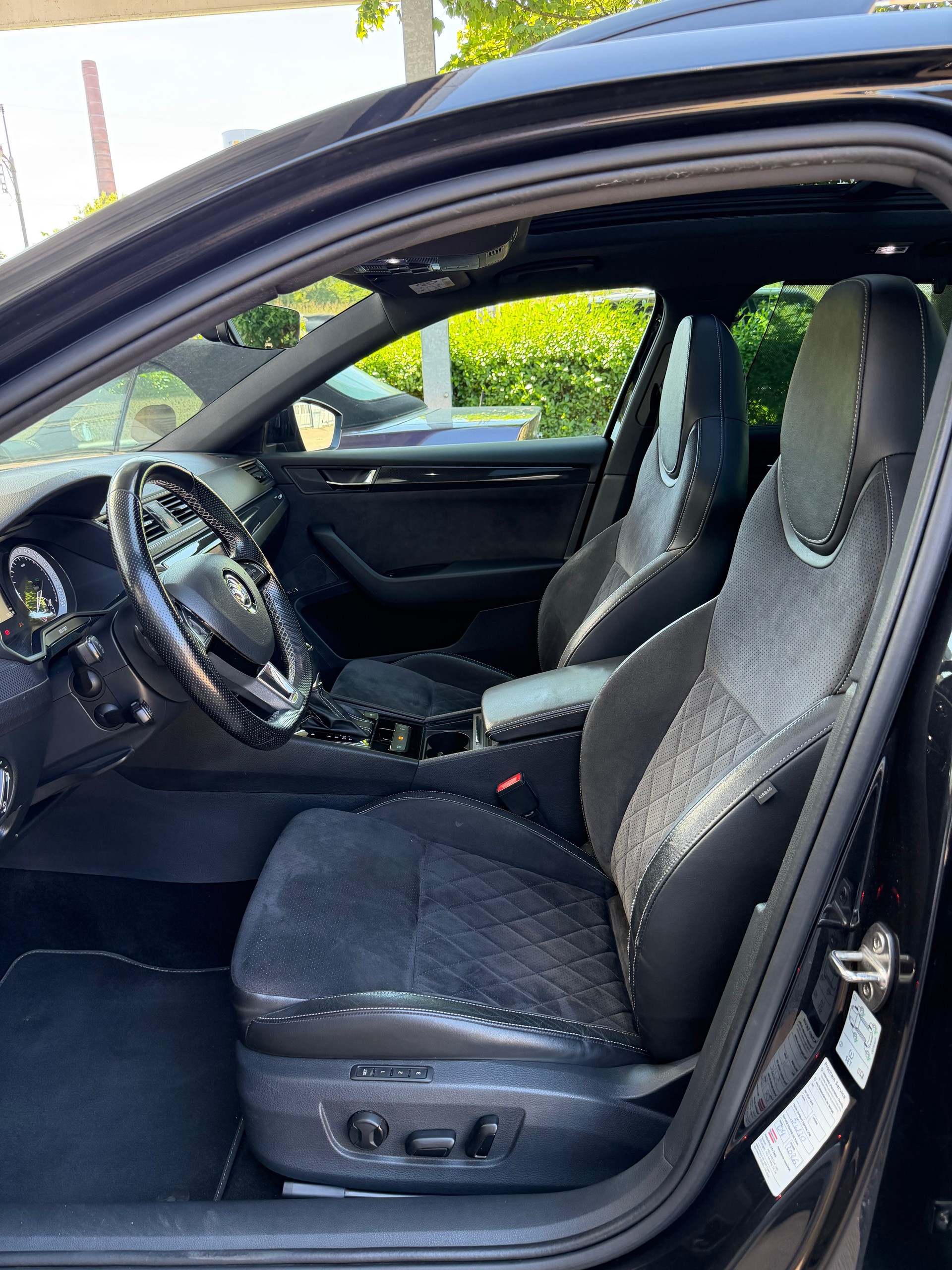SKODA Superb Combi 2.0 TDi Sportline 4x4 DSG-image-7