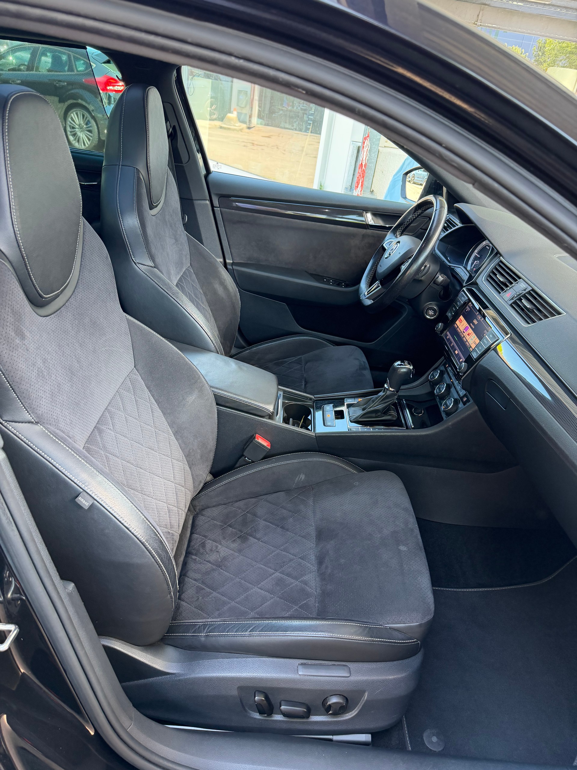 SKODA Superb Combi 2.0 TDi Sportline 4x4 DSG-image-14