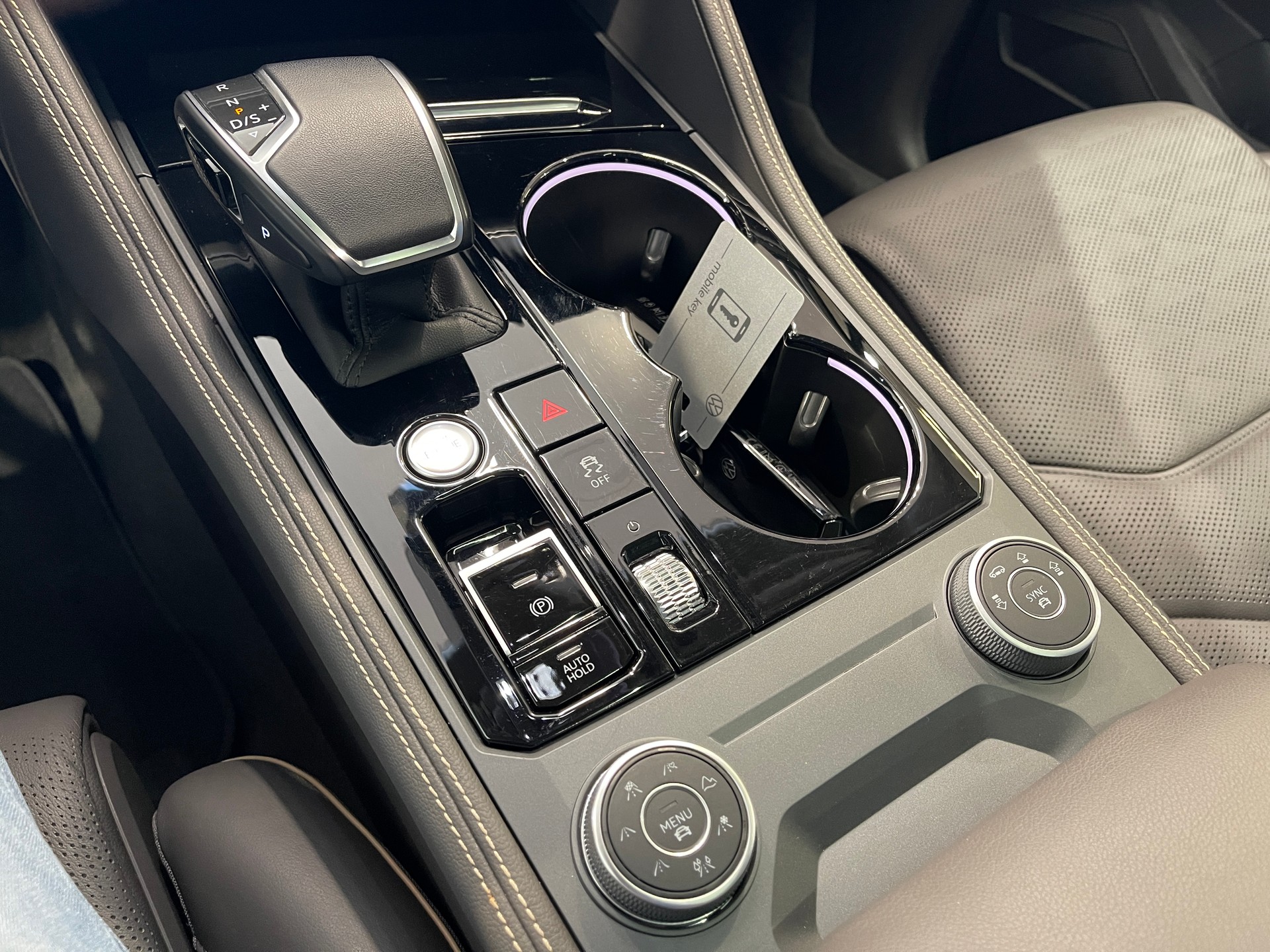 VW Touareg 3.0 TSI R-Line Tiptronic *FACELIFT*-image-17