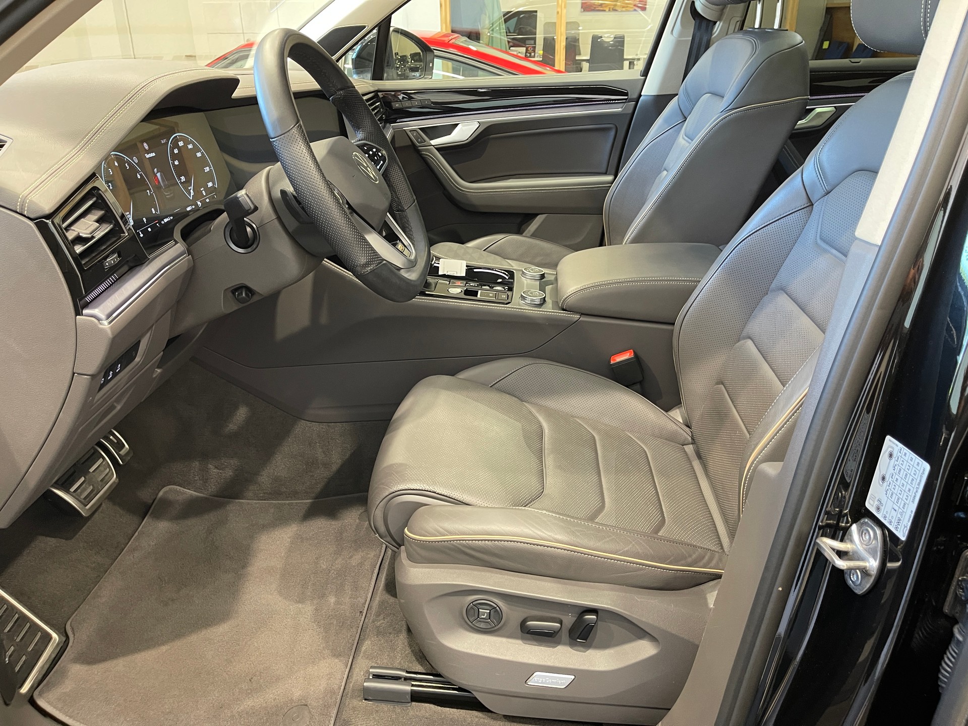 VW Touareg 3.0 TSI R-Line Tiptronic *FACELIFT*-image-5