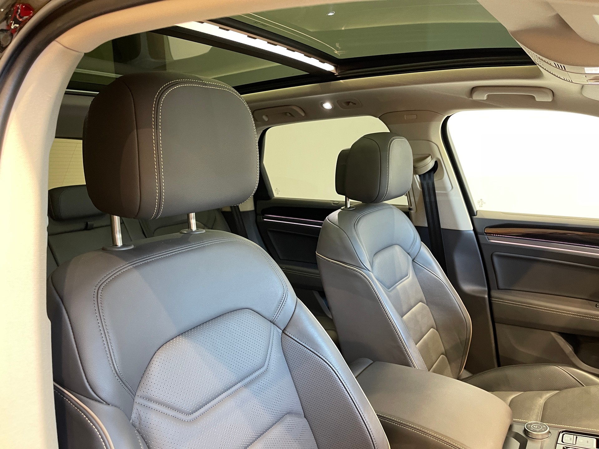 VW Touareg 3.0 TSI R-Line Tiptronic *FACELIFT*-image-14