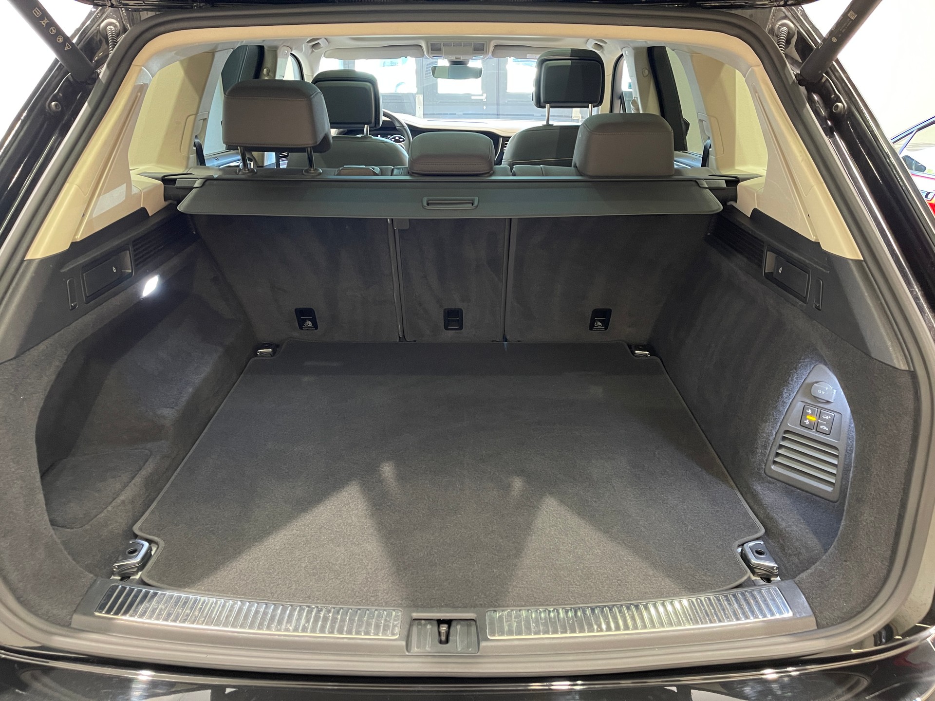 VW Touareg 3.0 TSI R-Line Tiptronic *FACELIFT*-image-28