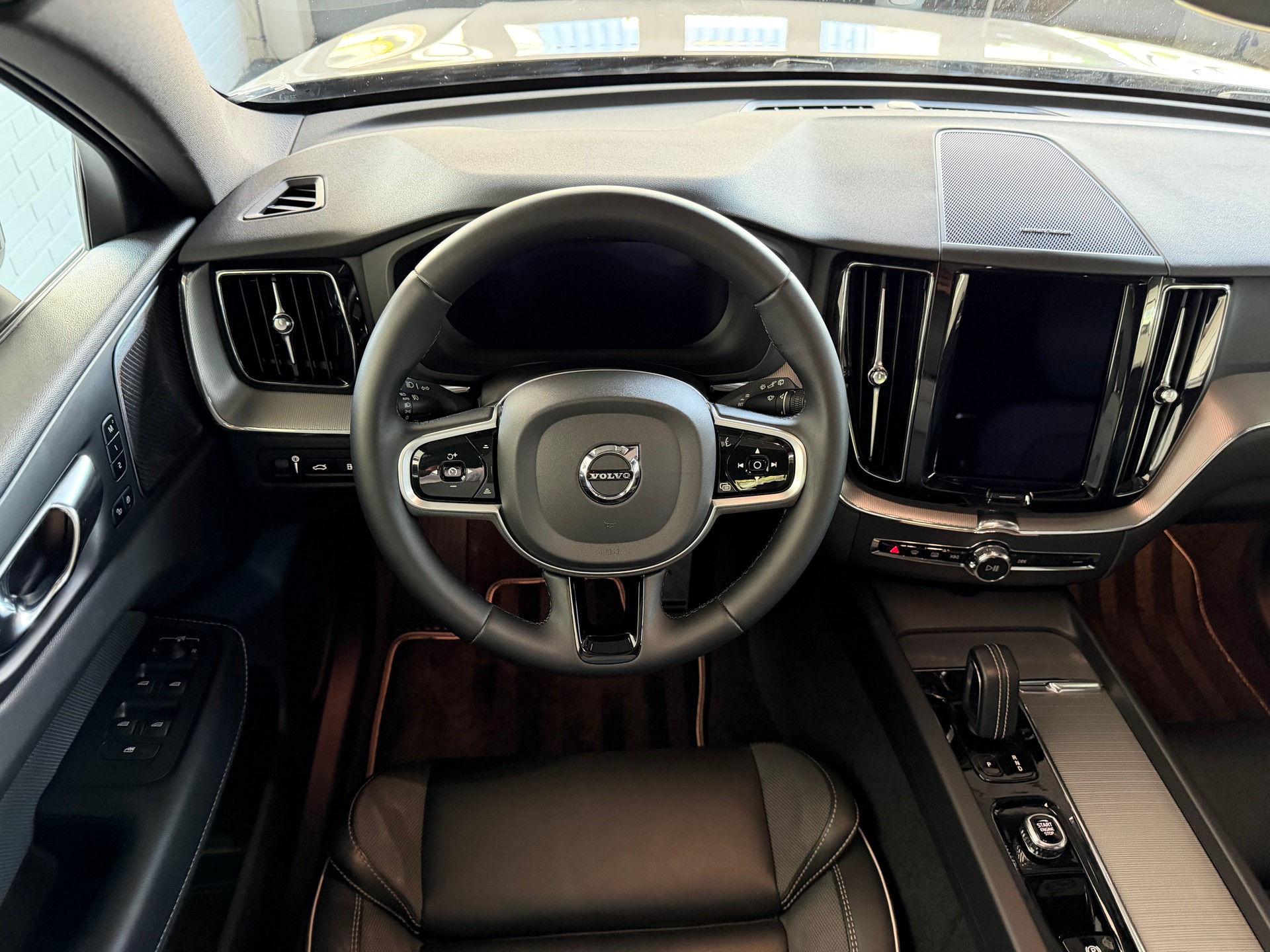 VOLVO XC60 T6 eAWD PluginHybrid R-Design Geartronic-image-16