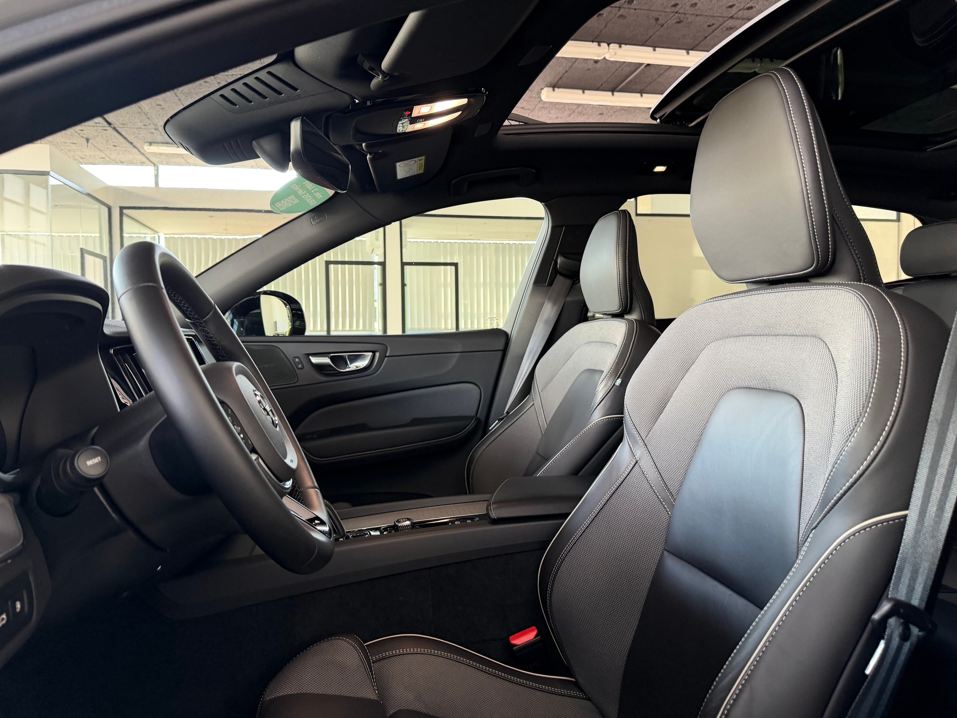 VOLVO XC60 T6 eAWD PluginHybrid R-Design Geartronic-image-14