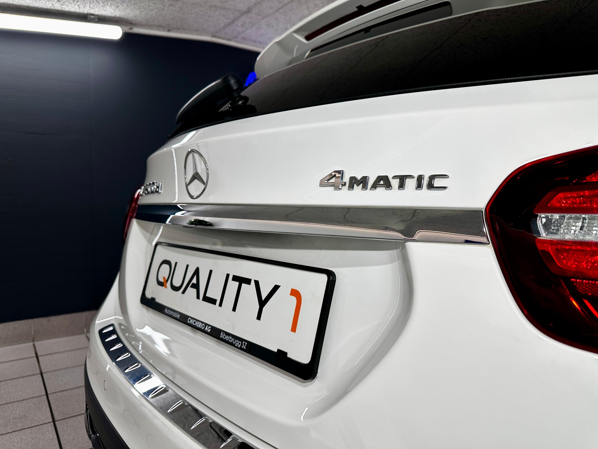 MERCEDES-BENZ GLA 200 d Swiss Star Edition Urban 4Matic 7G-DCT-image-3