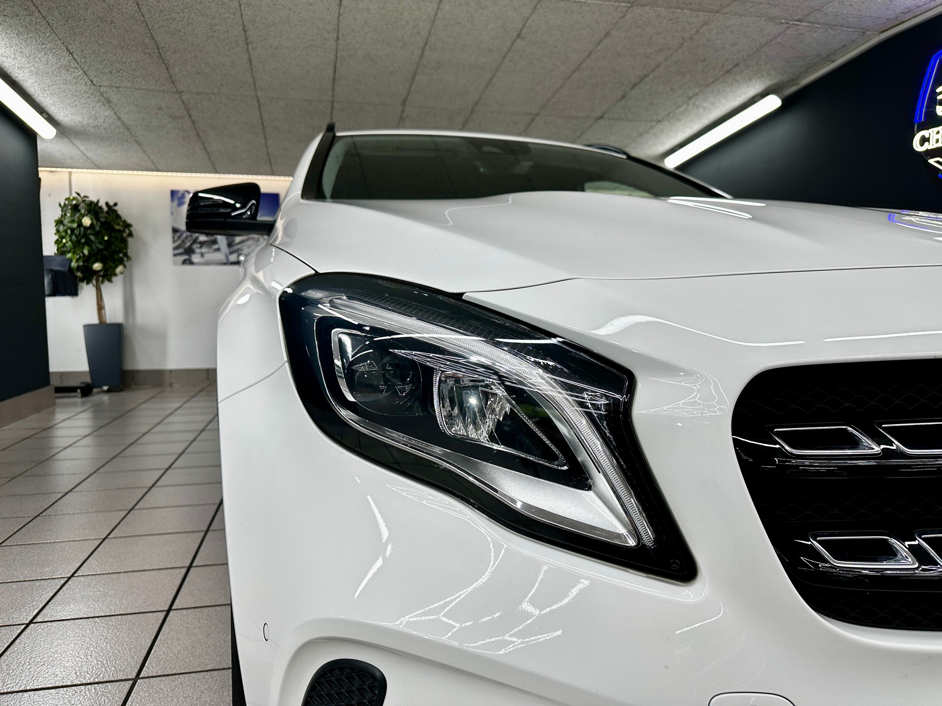 MERCEDES-BENZ GLA 200 d Swiss Star Edition Urban 4Matic 7G-DCT-image-9