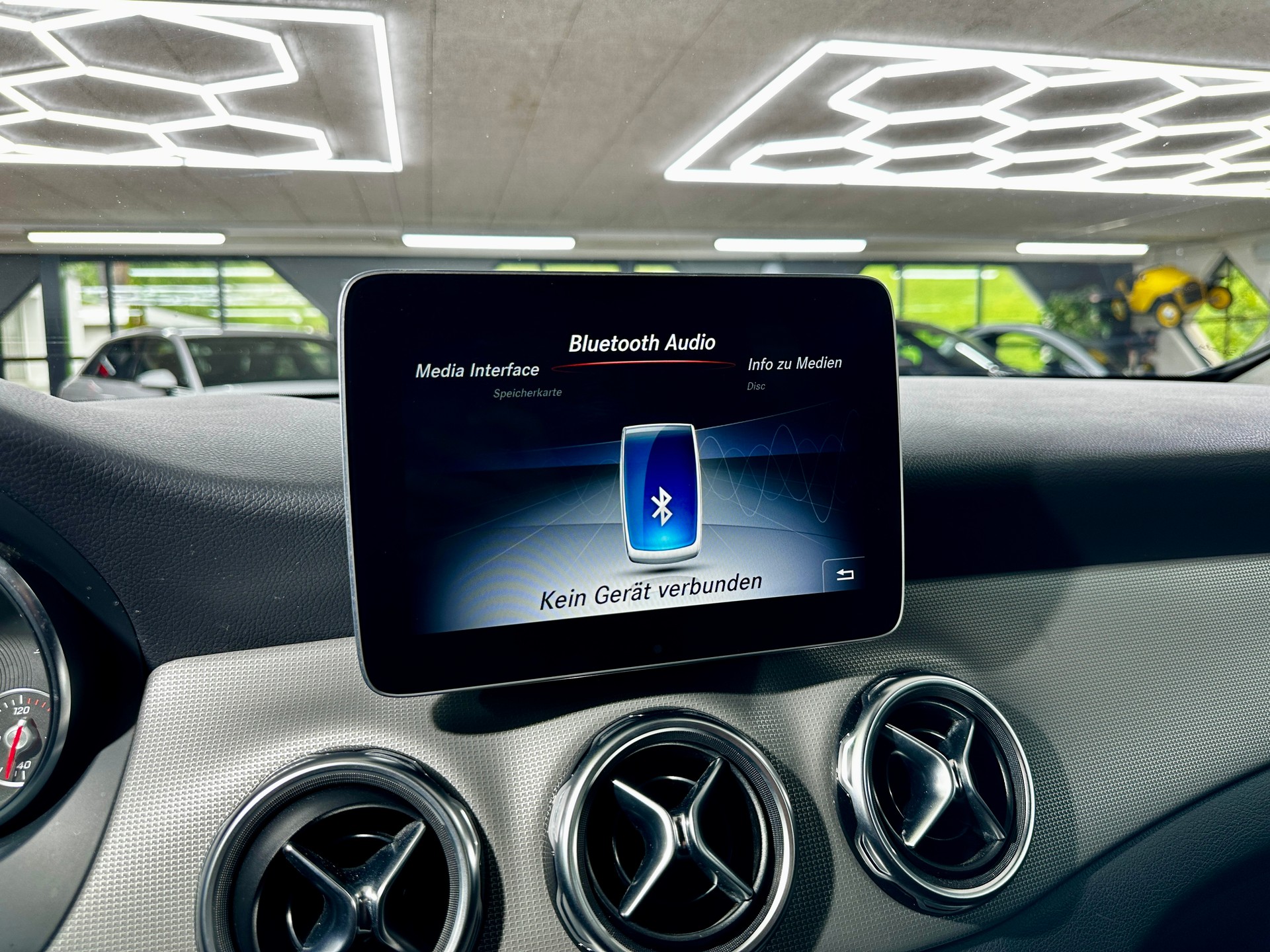 MERCEDES-BENZ GLA 200 d Swiss Star Edition Urban 4Matic 7G-DCT-image-21