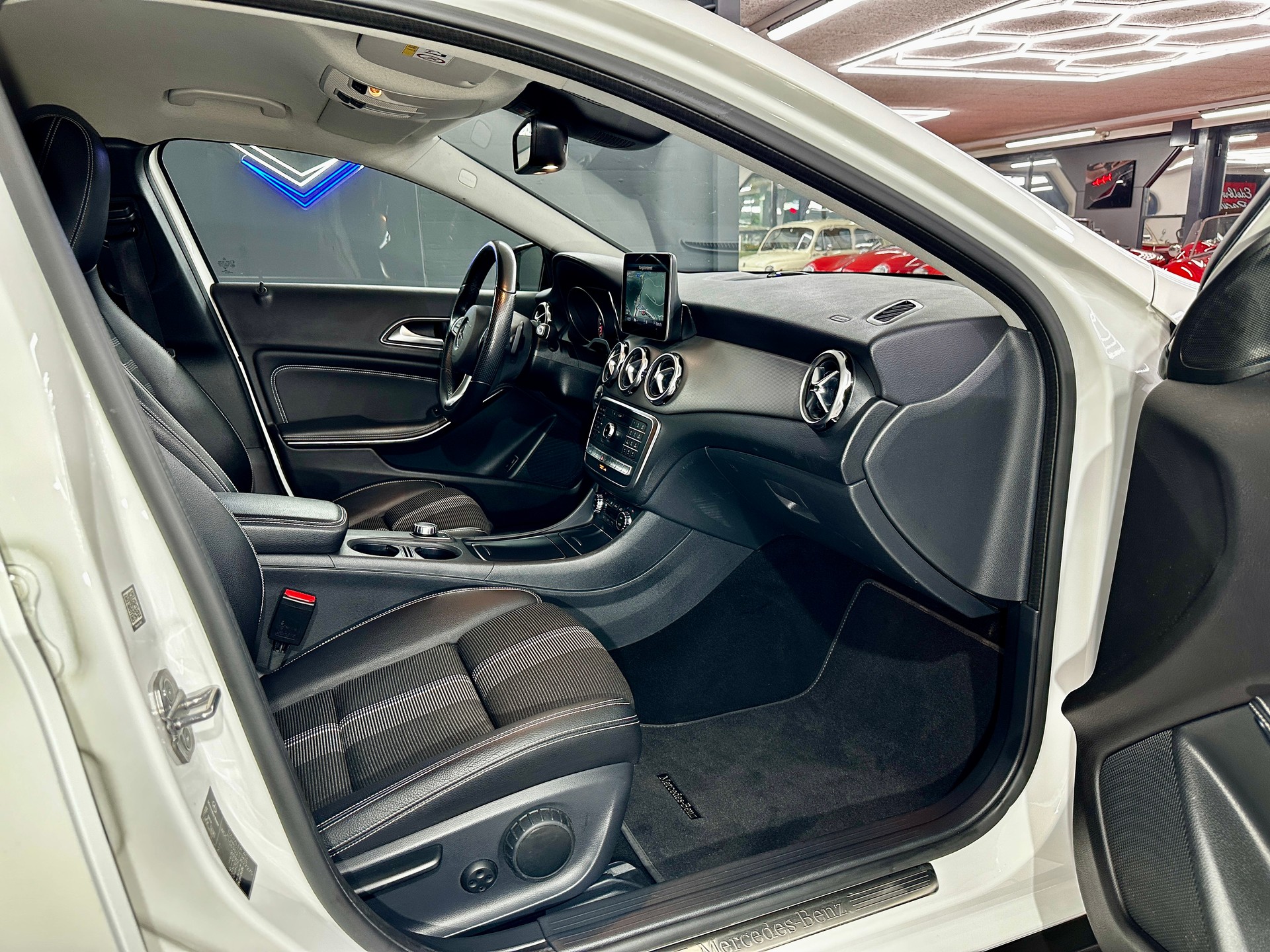 MERCEDES-BENZ GLA 200 d Swiss Star Edition Urban 4Matic 7G-DCT-image-13