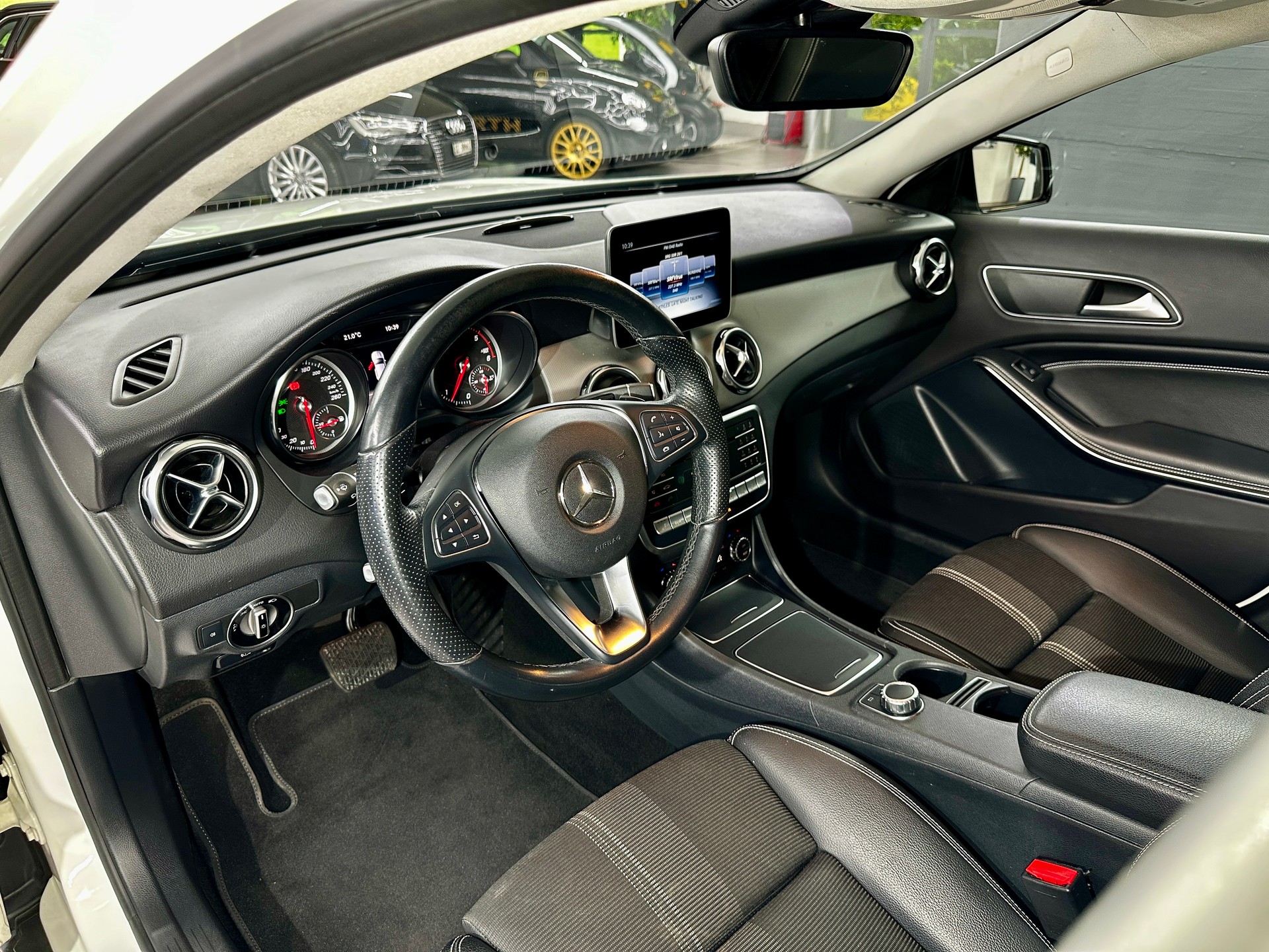 MERCEDES-BENZ GLA 200 d Swiss Star Edition Urban 4Matic 7G-DCT-image-12