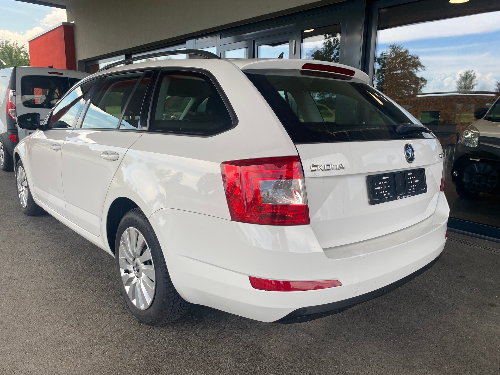SKODA Octavia Combi 1.6 TDI Ambition DSG-image-1