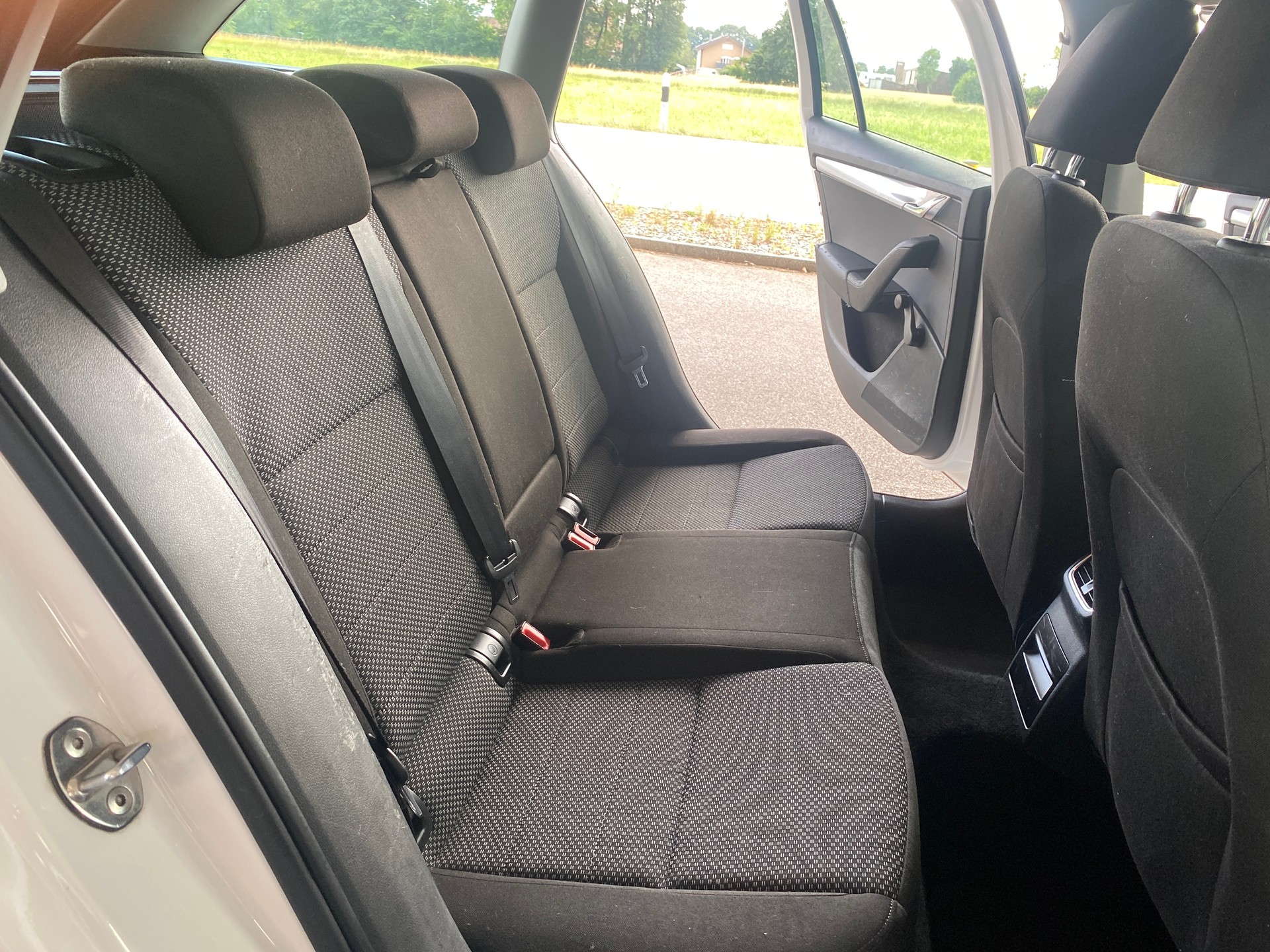 SKODA Octavia Combi 1.6 TDI Ambition DSG-image-8