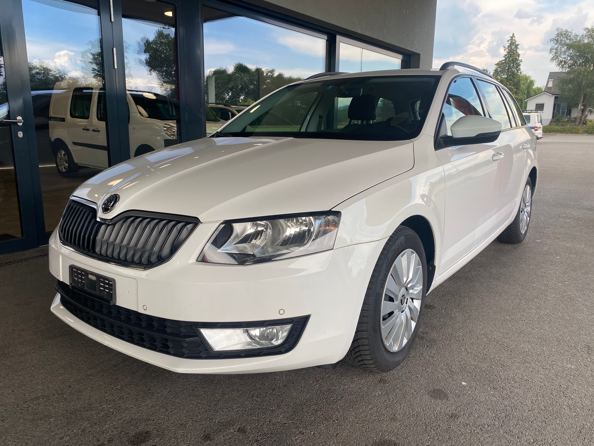 SKODA Octavia Combi 1.6 TDI Ambition DSG-image-0