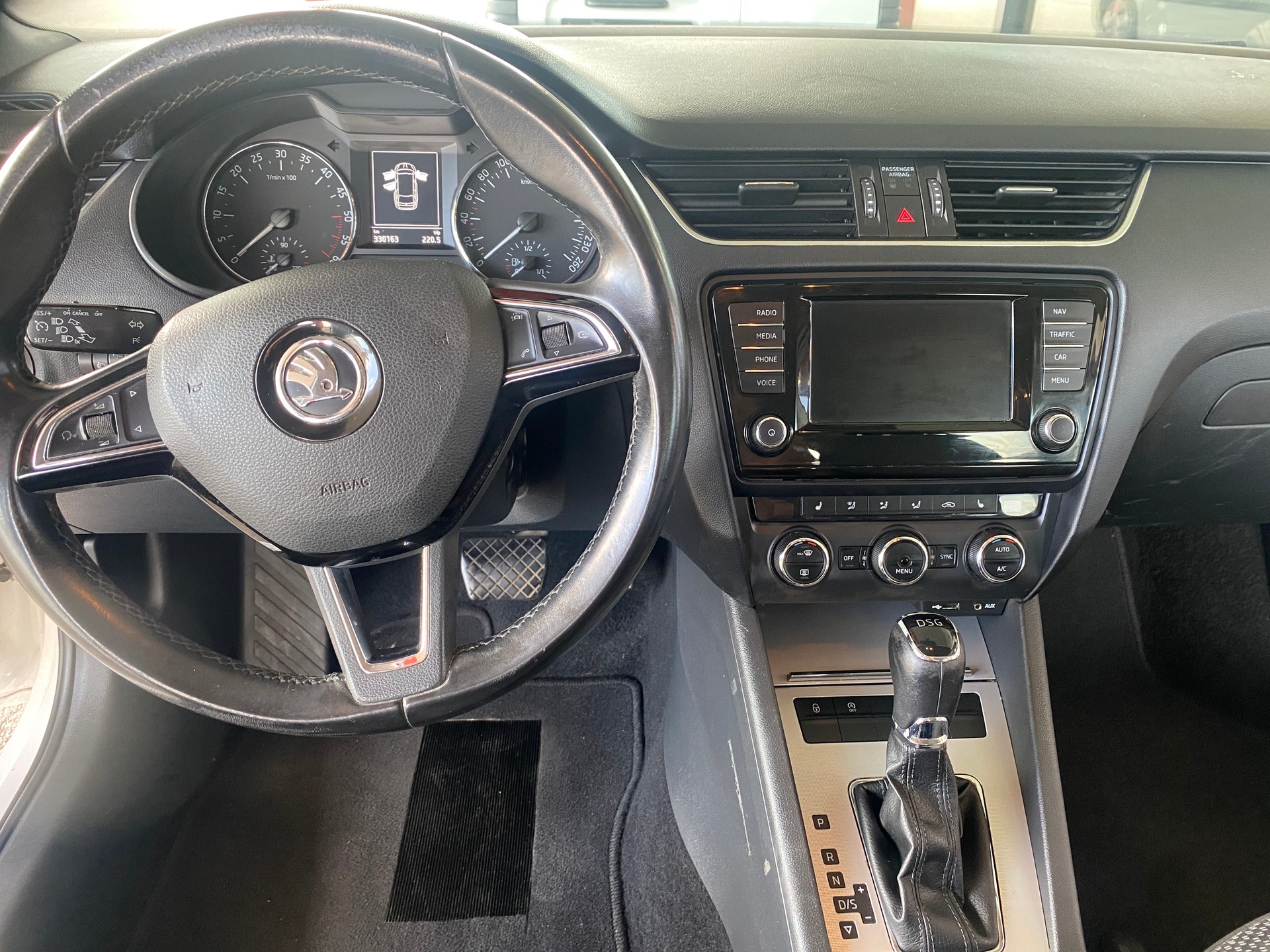 SKODA Octavia Combi 1.6 TDI Ambition DSG-image-6