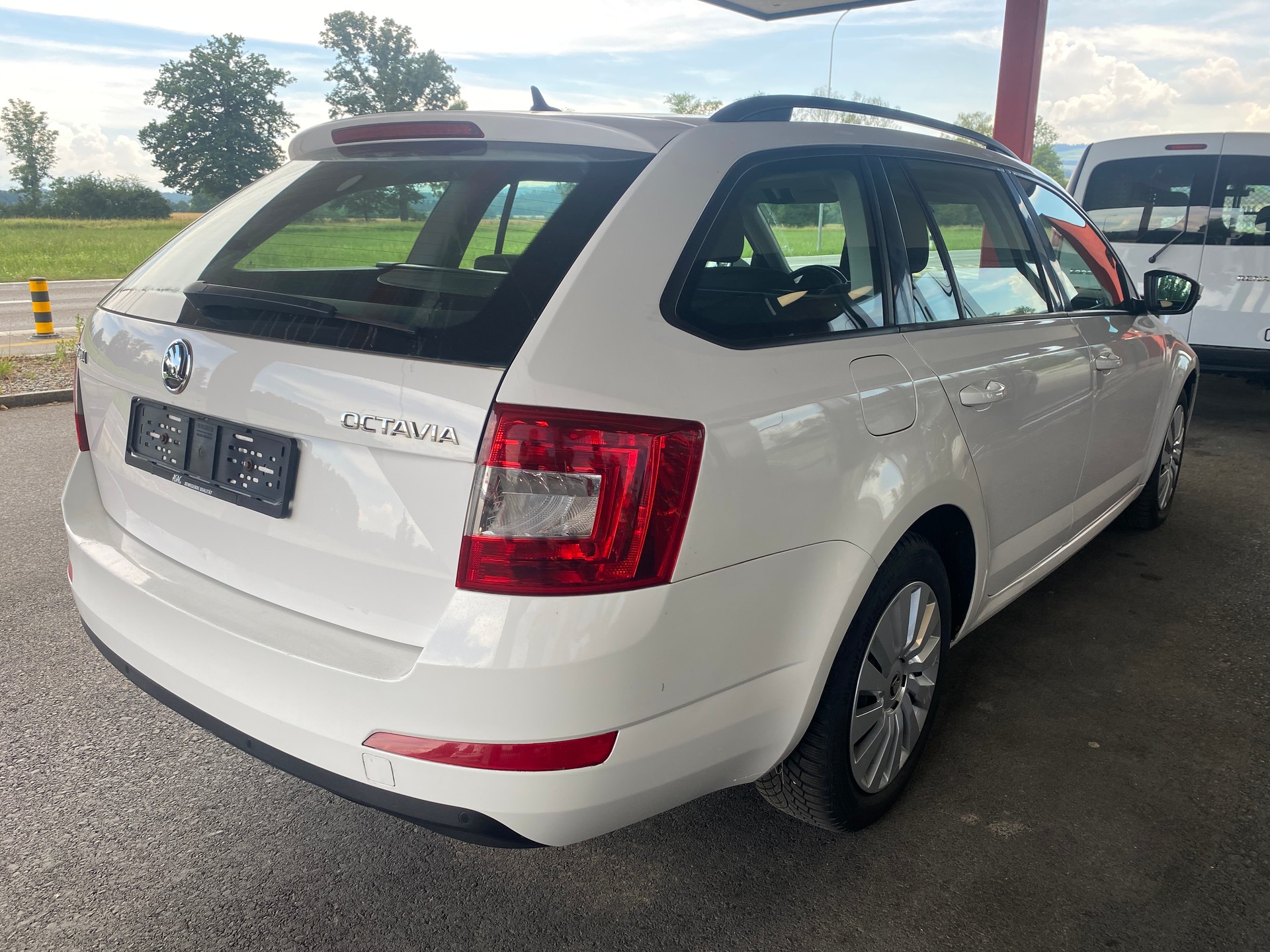 SKODA Octavia Combi 1.6 TDI Ambition DSG-image-2