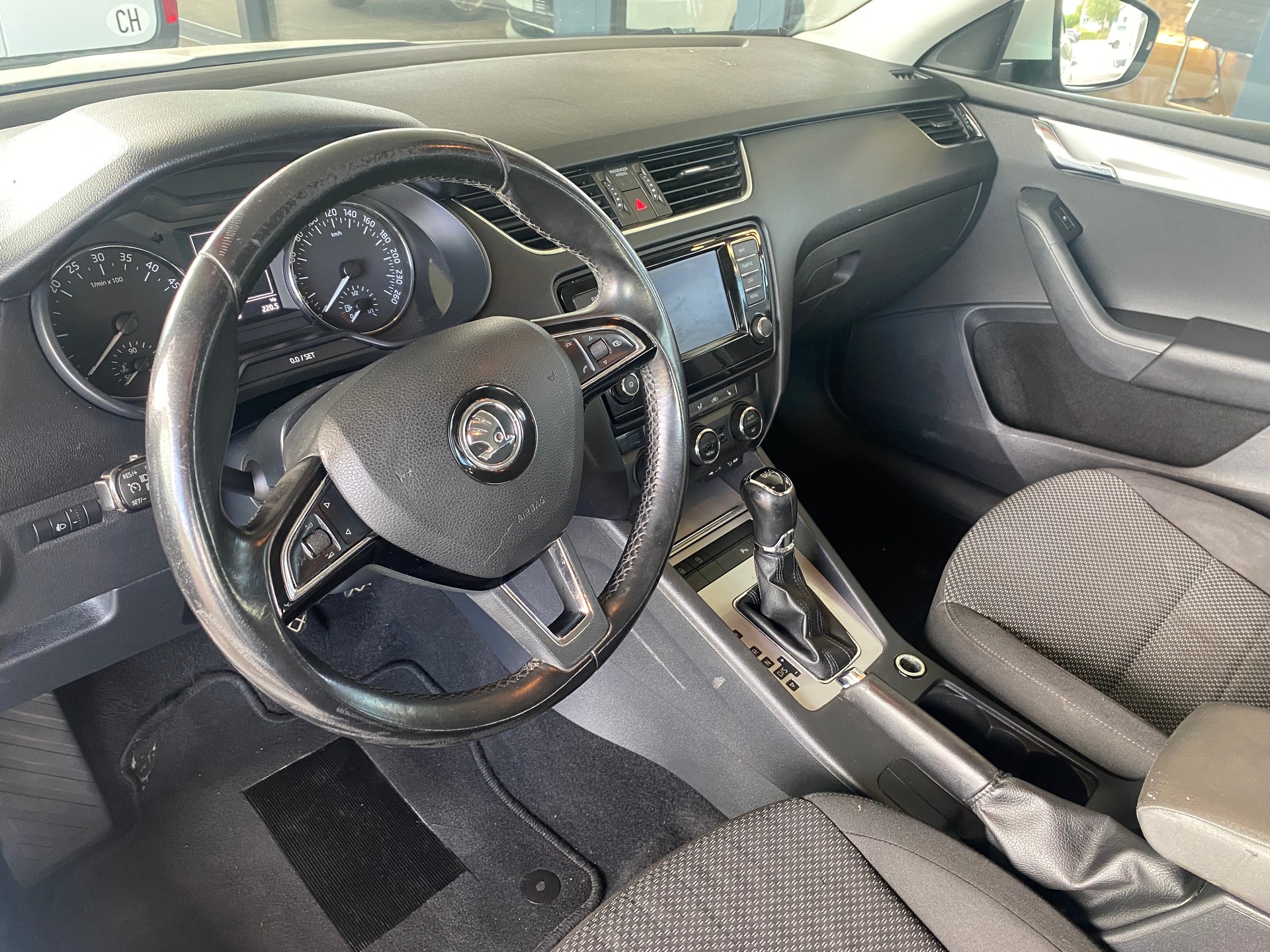 SKODA Octavia Combi 1.6 TDI Ambition DSG-image-4