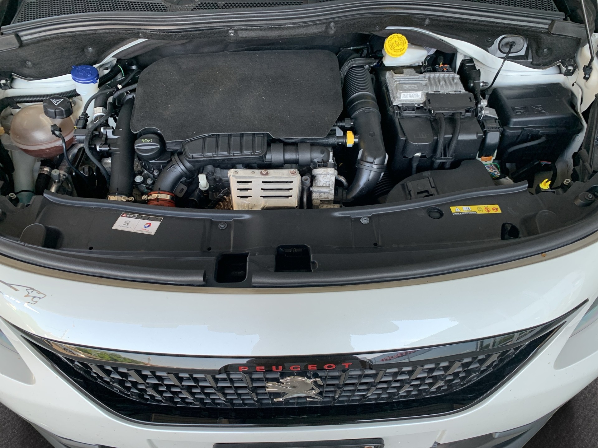 PEUGEOT 2008 1.2 PureTech 110 GT Line S/S-image-6