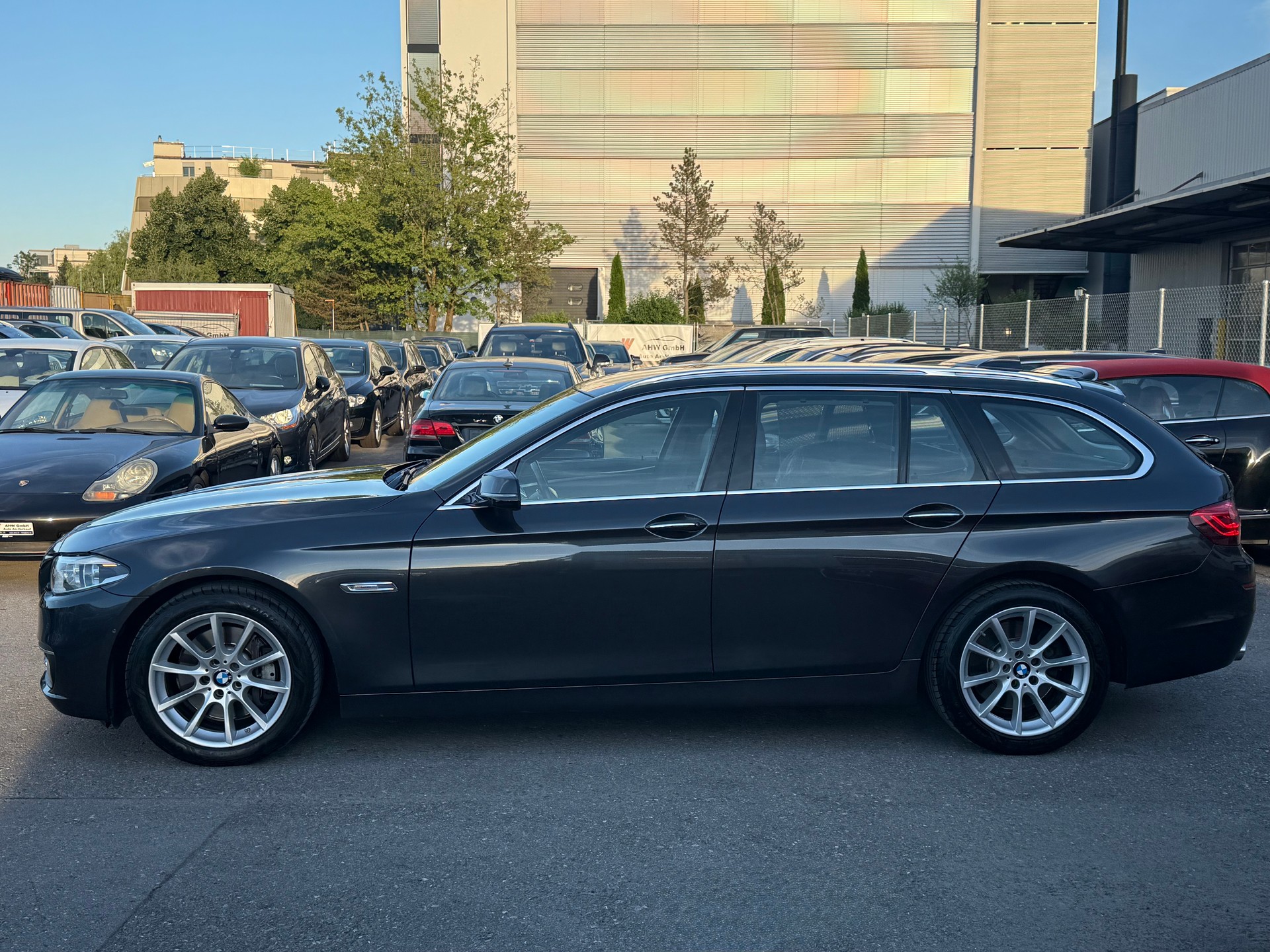 BMW 530d Touring xDrive Luxury Line Steptronic / Frisch ab MFK / Keyless Go / Head-Up Display / 360° Kamera / HiFi / Facelift-image-6