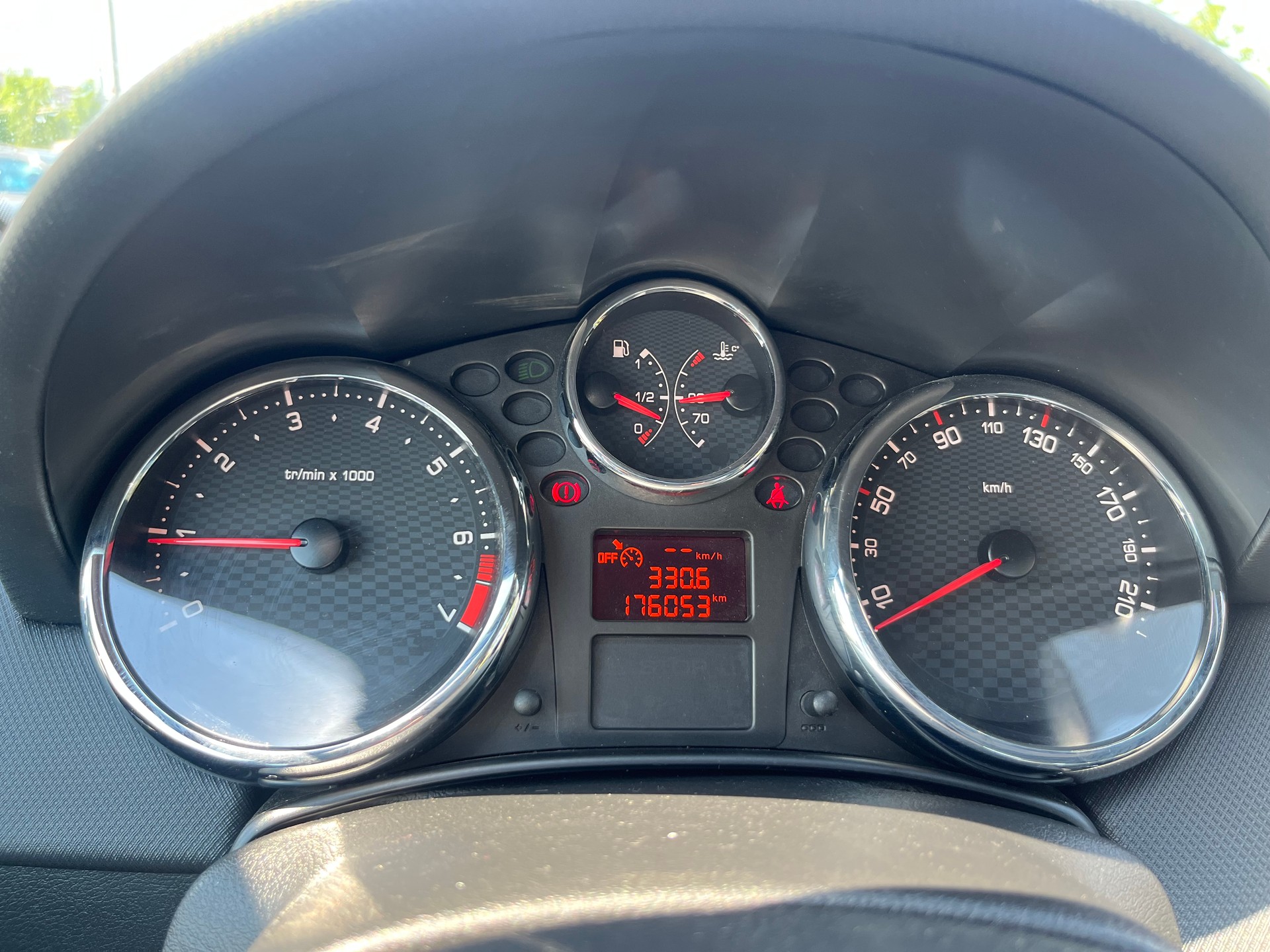 PEUGEOT 207 CC 1.6 16V Turbo Swiss Edition-image-9