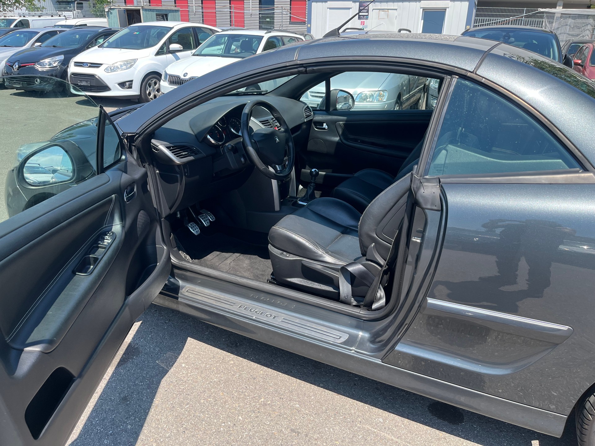 PEUGEOT 207 CC 1.6 16V Turbo Swiss Edition-image-4