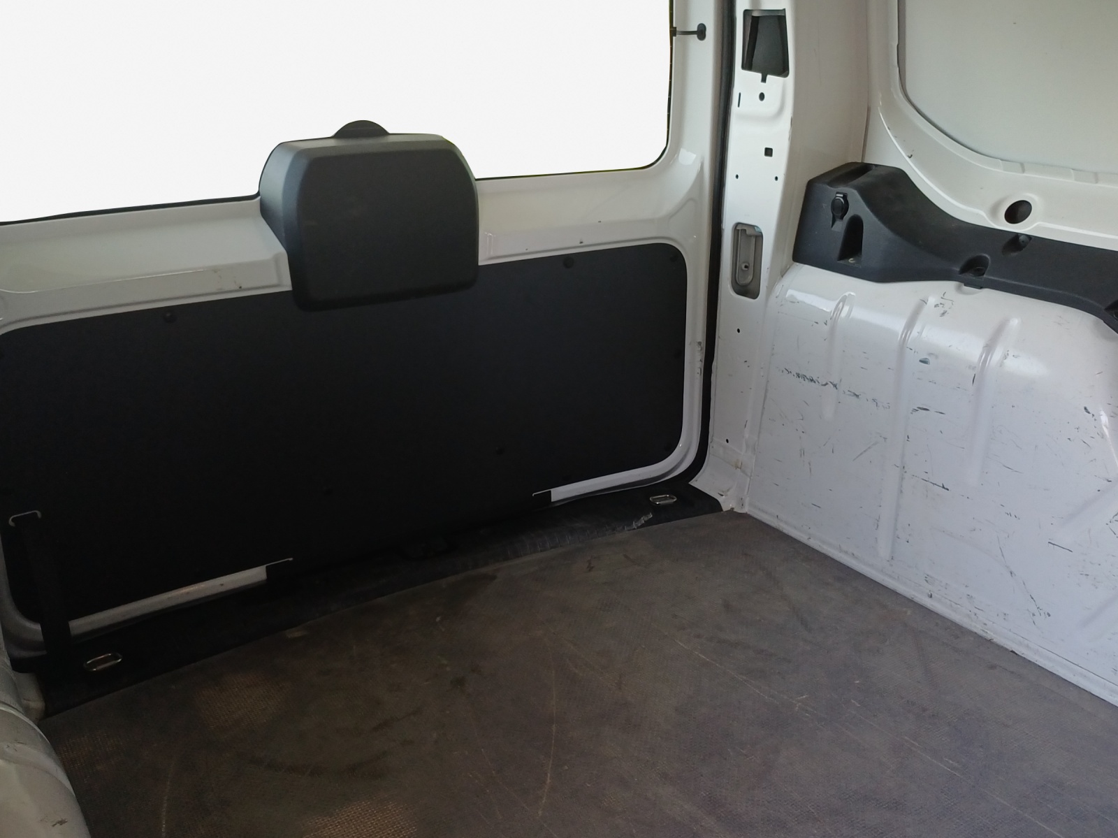 VW Caddy Cargo 2.0TDI 4Motion-image-11