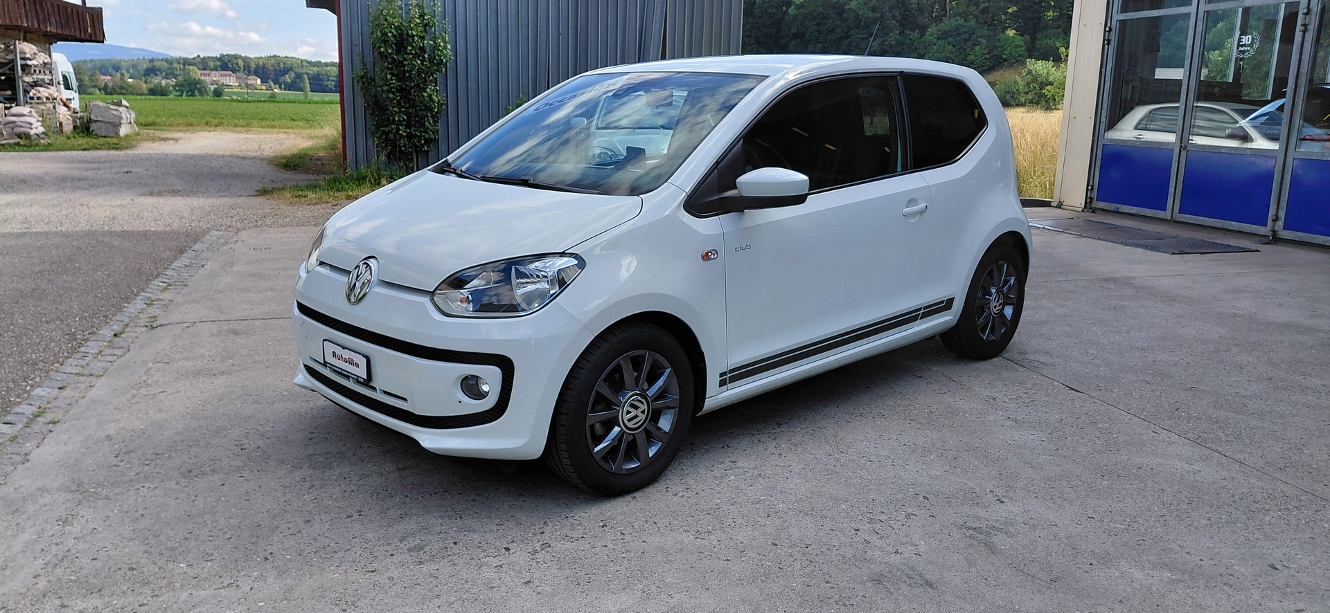 VW Up 1.0 BMT club up-image-0