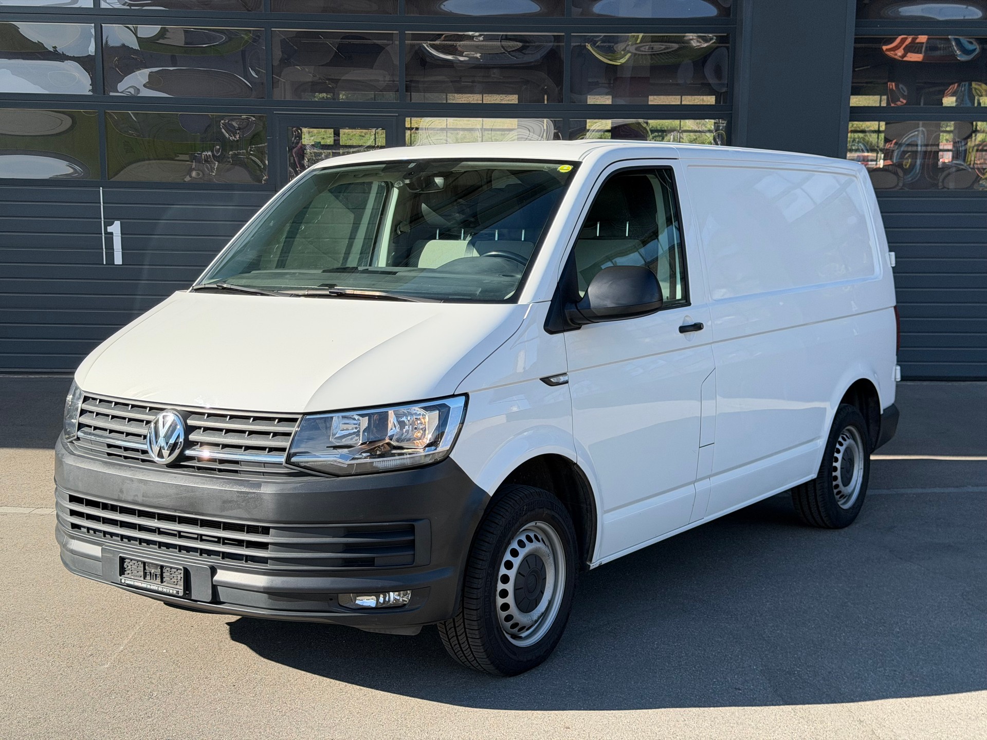 VW T6 2.0 TDI DSG | Frisch ab MFK | Frisch ab Service | Navi | Parksensoren | Klima | Dachträger-image-0