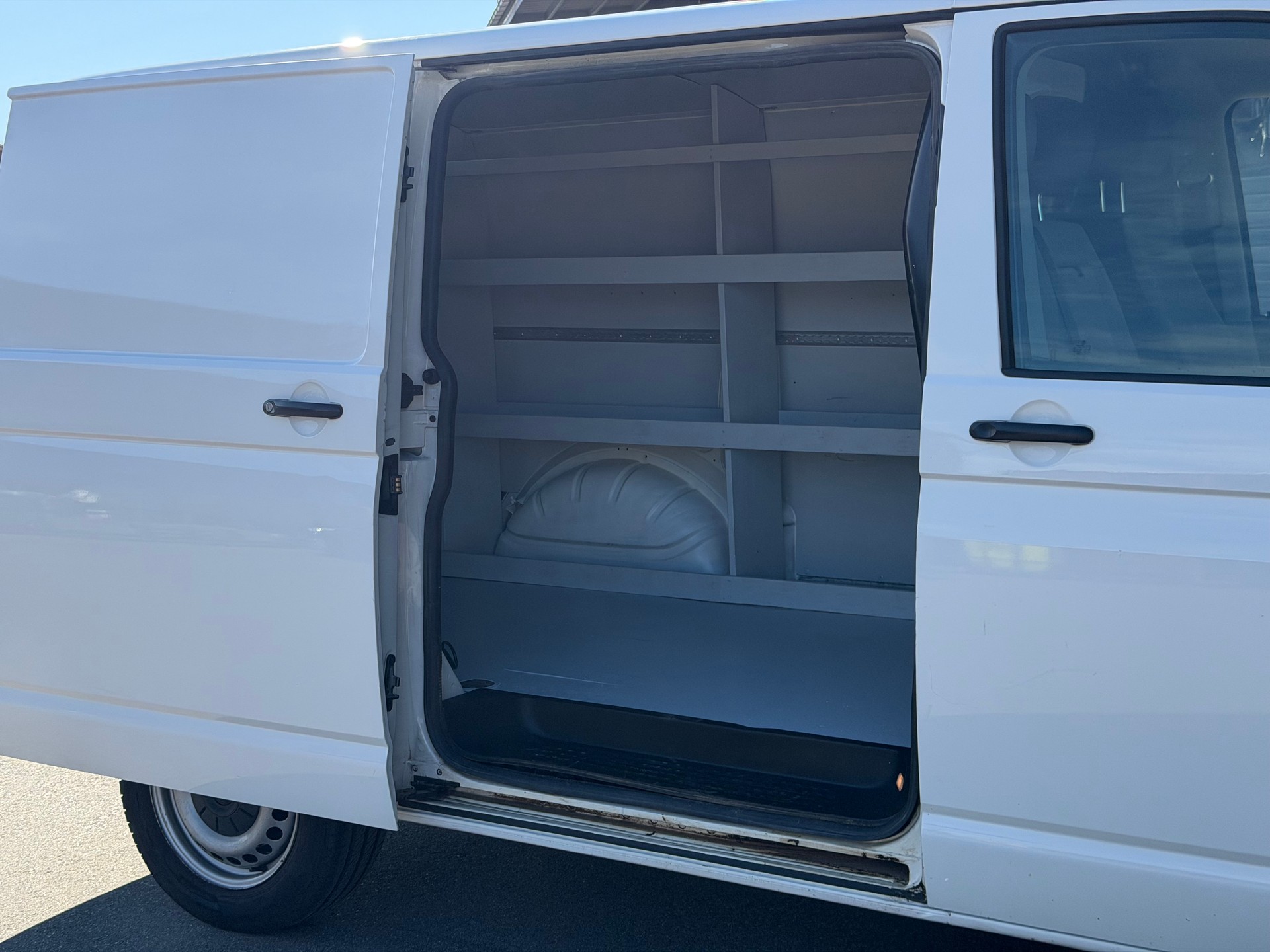 VW T6 2.0 TDI DSG | Frisch ab MFK | Frisch ab Service | Navi | Parksensoren | Klima | Dachträger-image-9