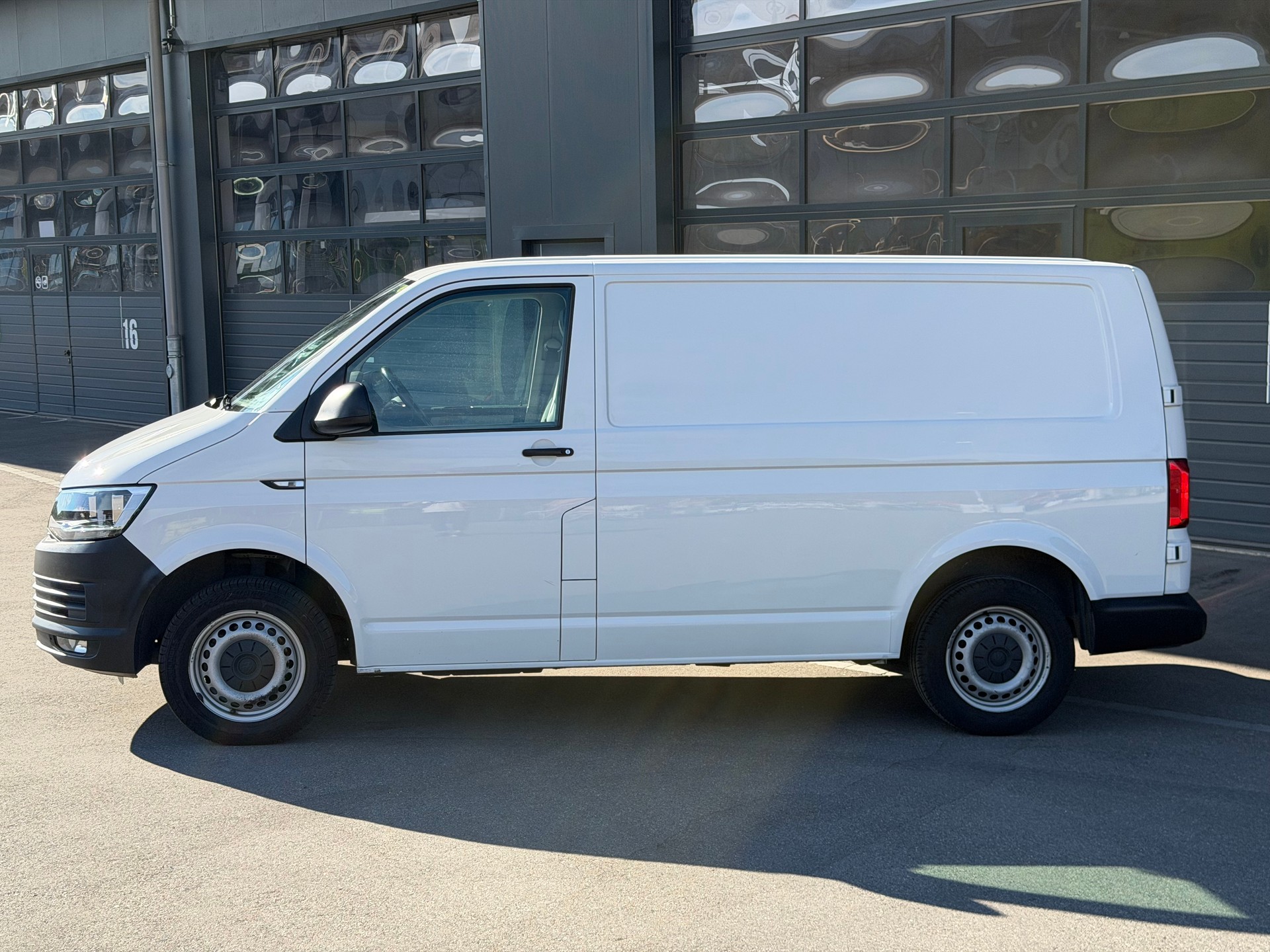 VW T6 2.0 TDI DSG | Frisch ab MFK | Frisch ab Service | Navi | Parksensoren | Klima | Dachträger-image-2