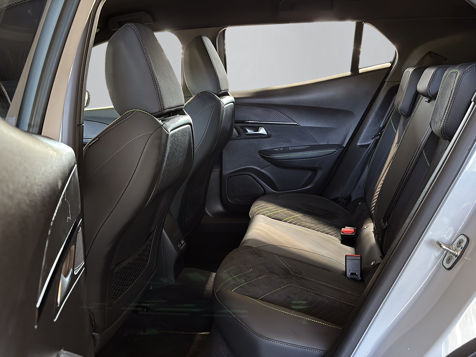 PEUGEOT 2008 1.2 Hybrid 145 GT-image-6