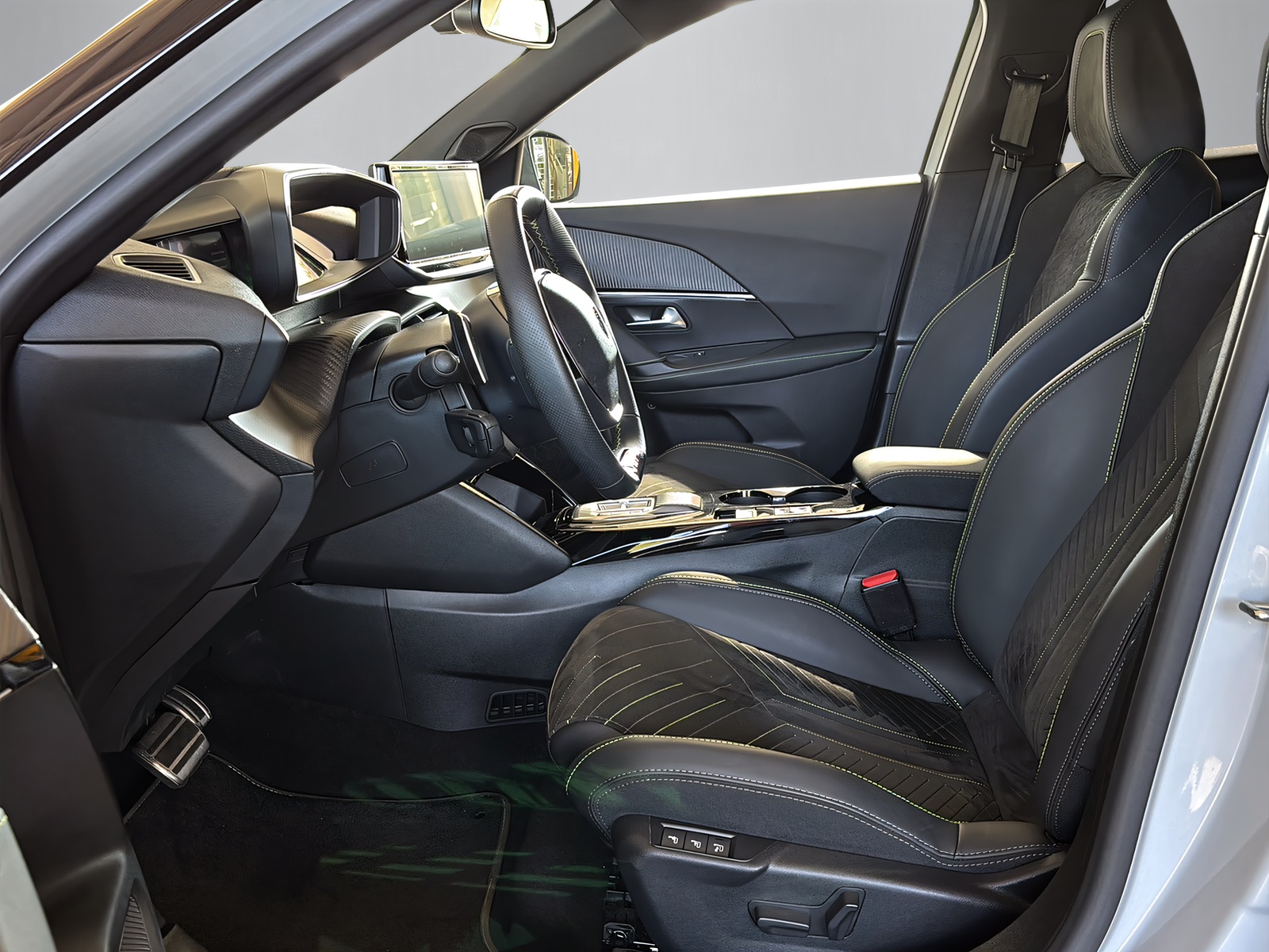 PEUGEOT 2008 1.2 Hybrid 145 GT-image-2