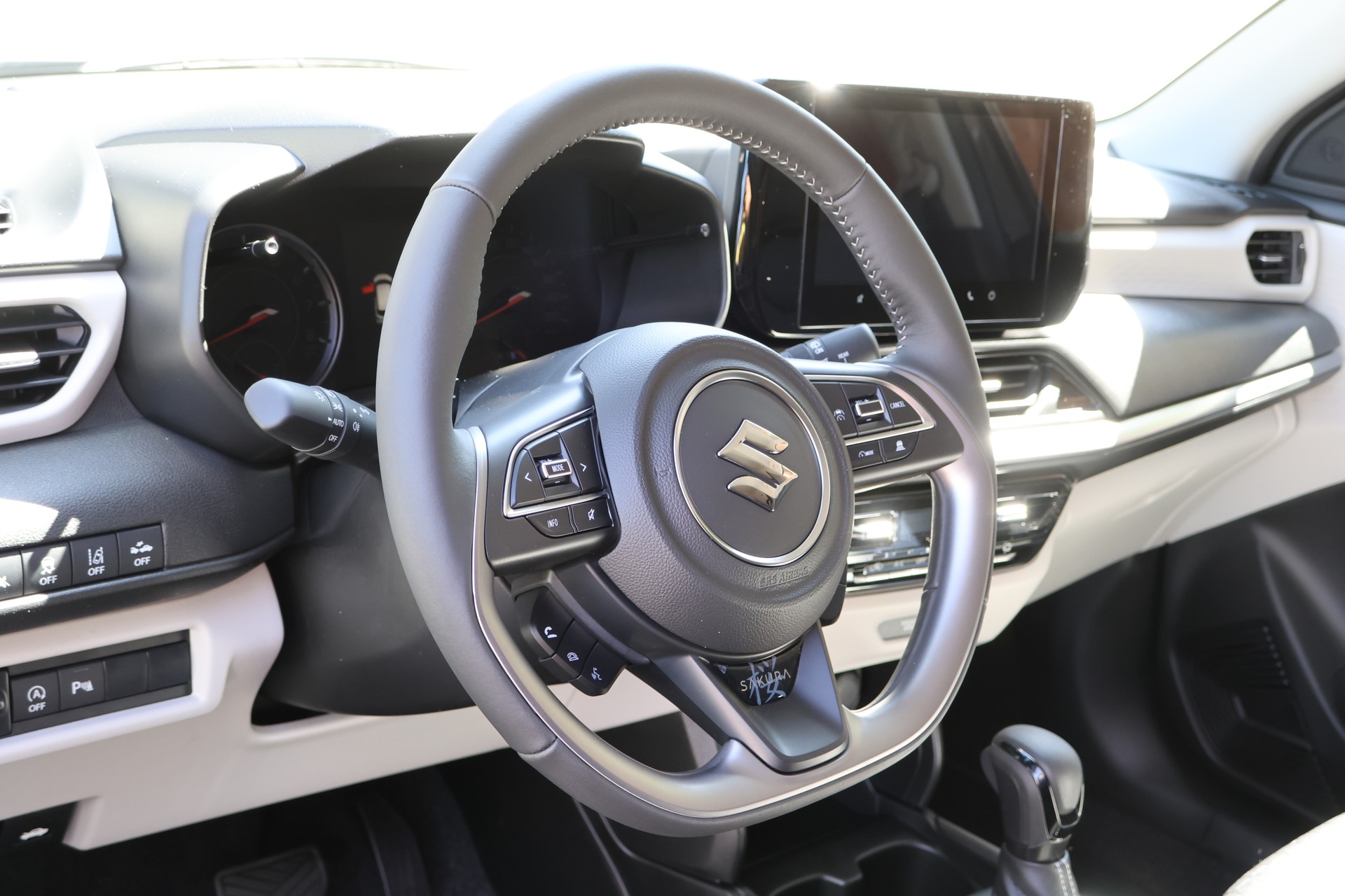 SUZUKI Swift 1.2 Sakura Top Hybrid Automat-image-4