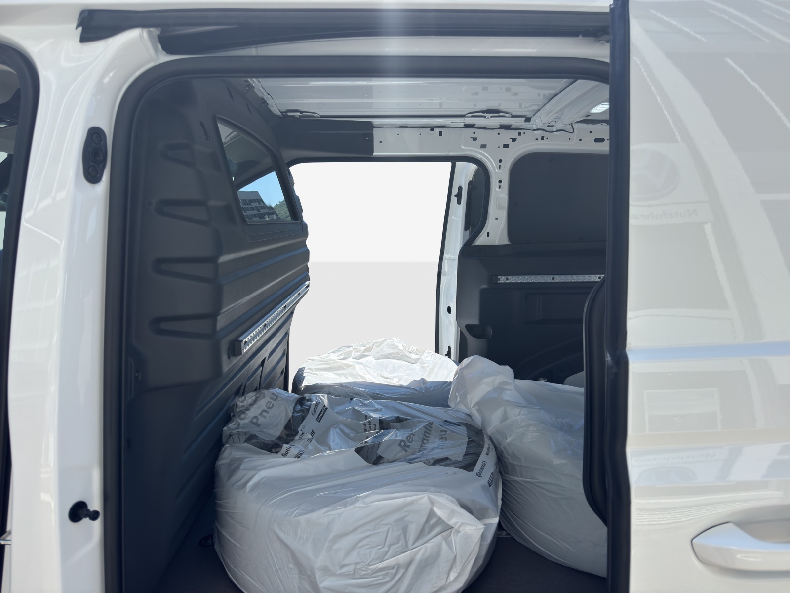 VW ID. Buzz Cargo Pro 4Motion-image-15