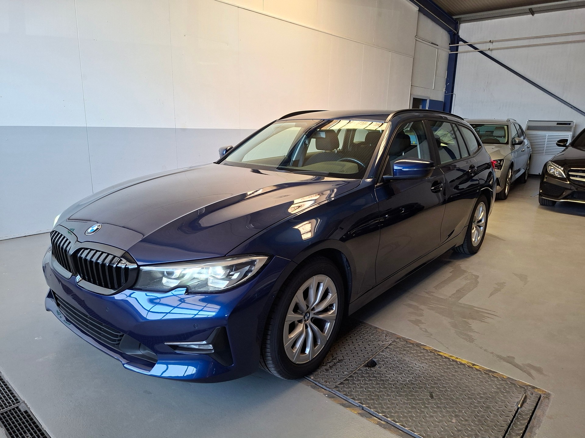 BMW 320d xDrive Touring Steptronic-image-0