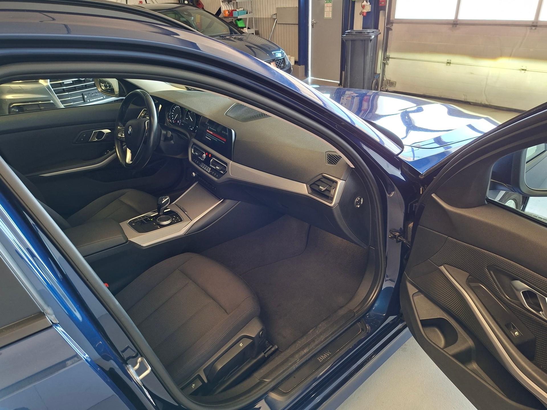 BMW 320d xDrive Touring Steptronic-image-15